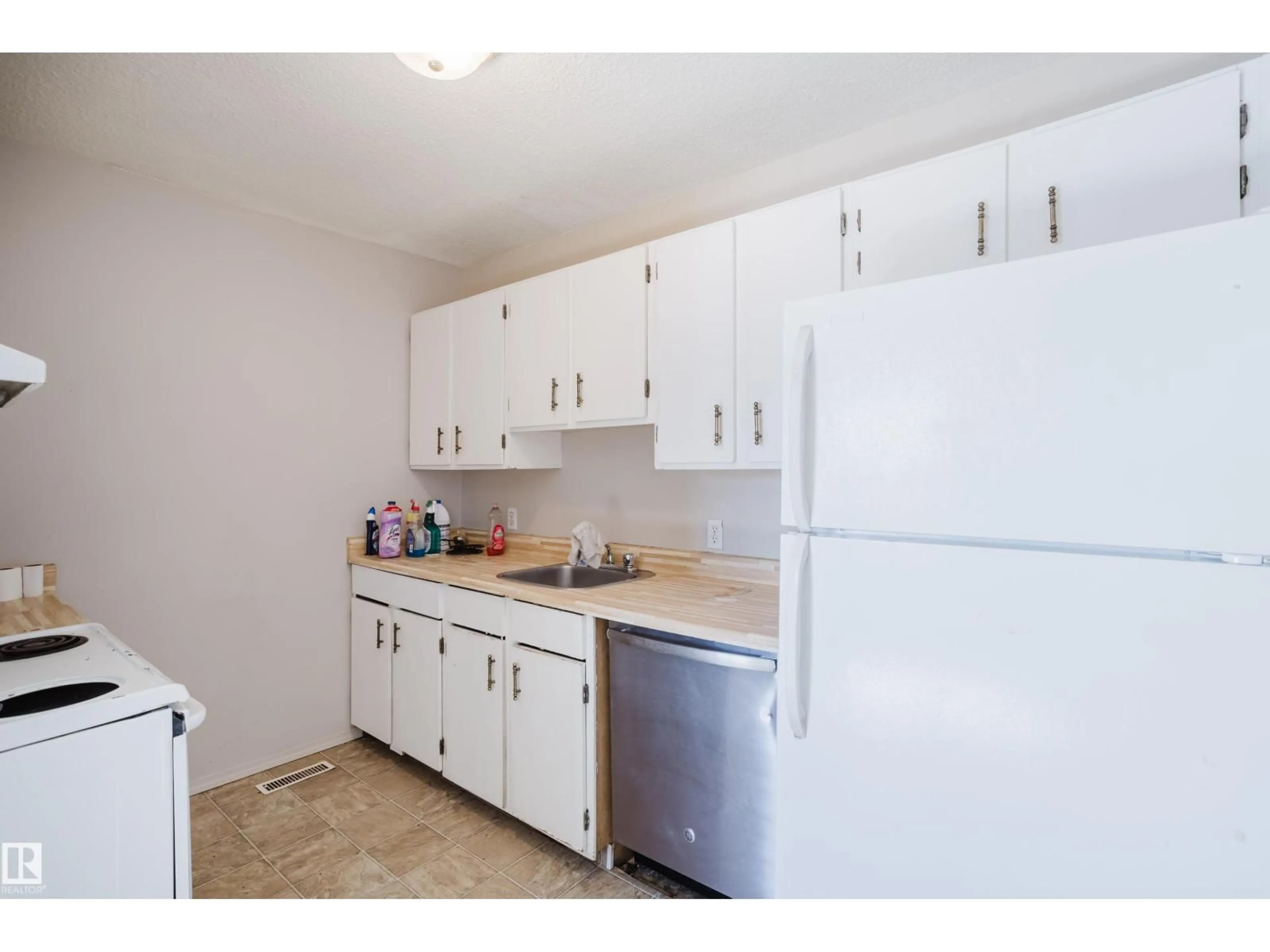 Standard kitchen, unknown for 5125 55 AV, Wetaskiwin Alberta T9A2P2