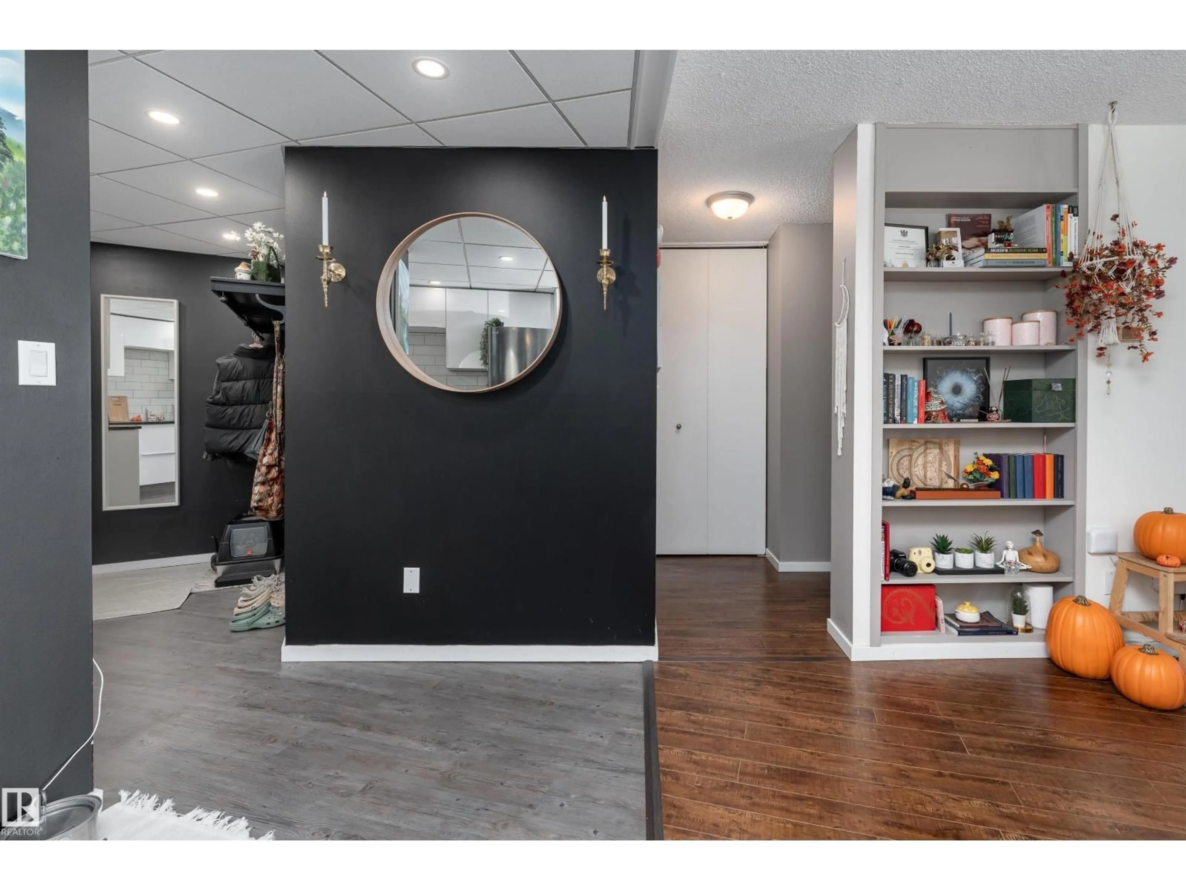Indoor entryway for 508 10045 117 ST NW, Edmonton Alberta T5K1W8