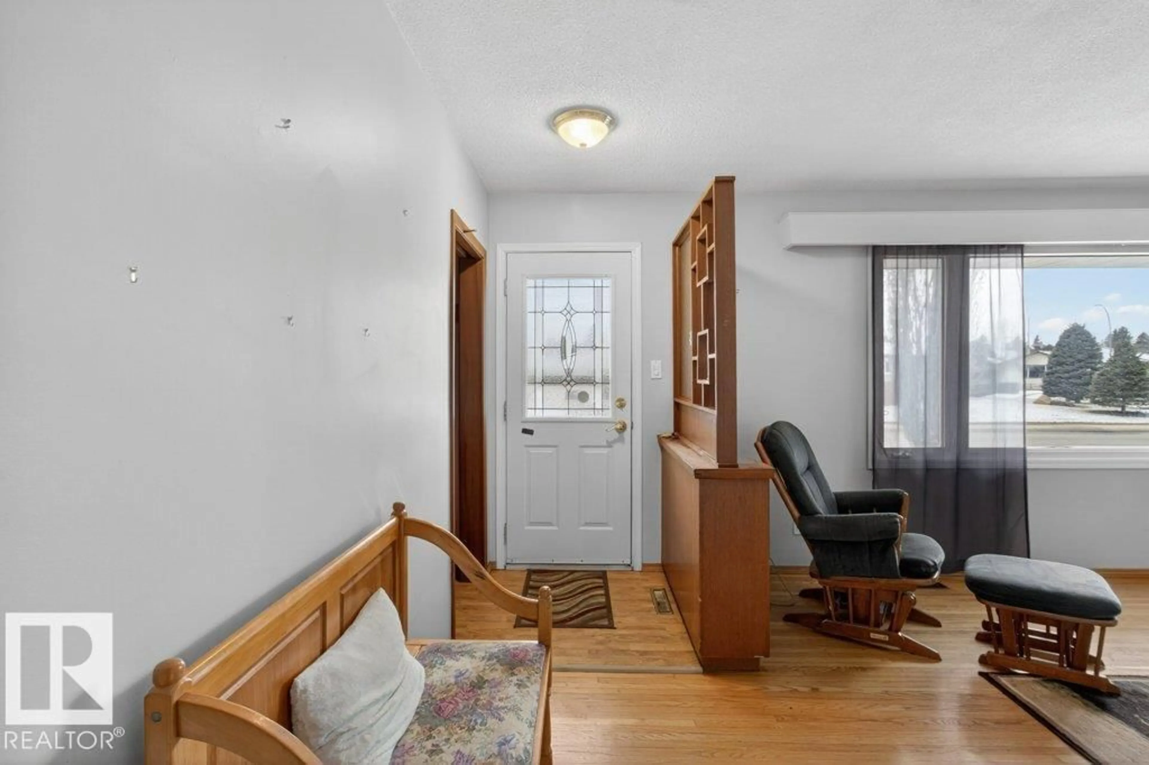 Indoor entryway for 5216 89 AV, Edmonton Alberta T6B0M5