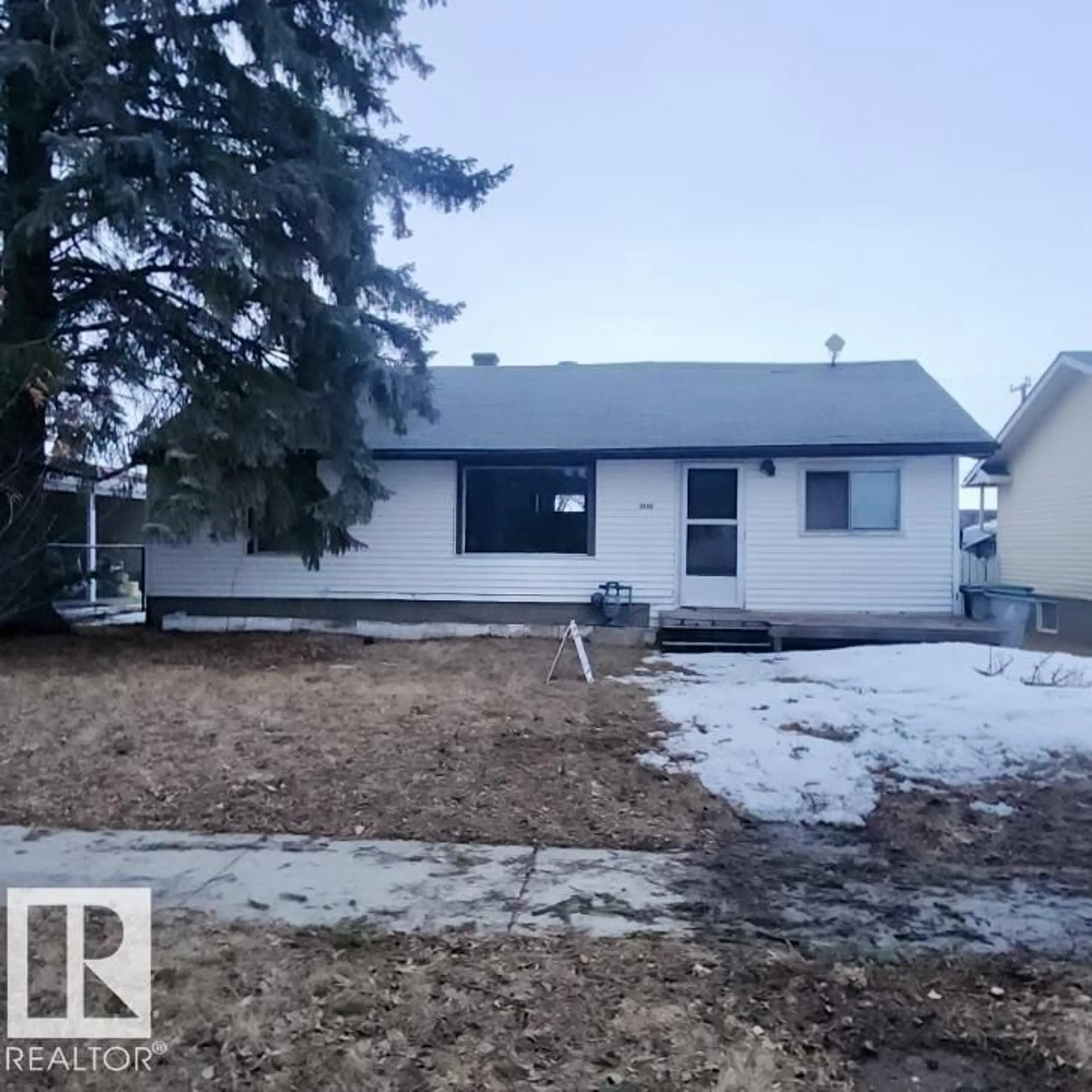 Home with vinyl exterior material, building for 4908 53 AV, Redwater Alberta T0A2W0