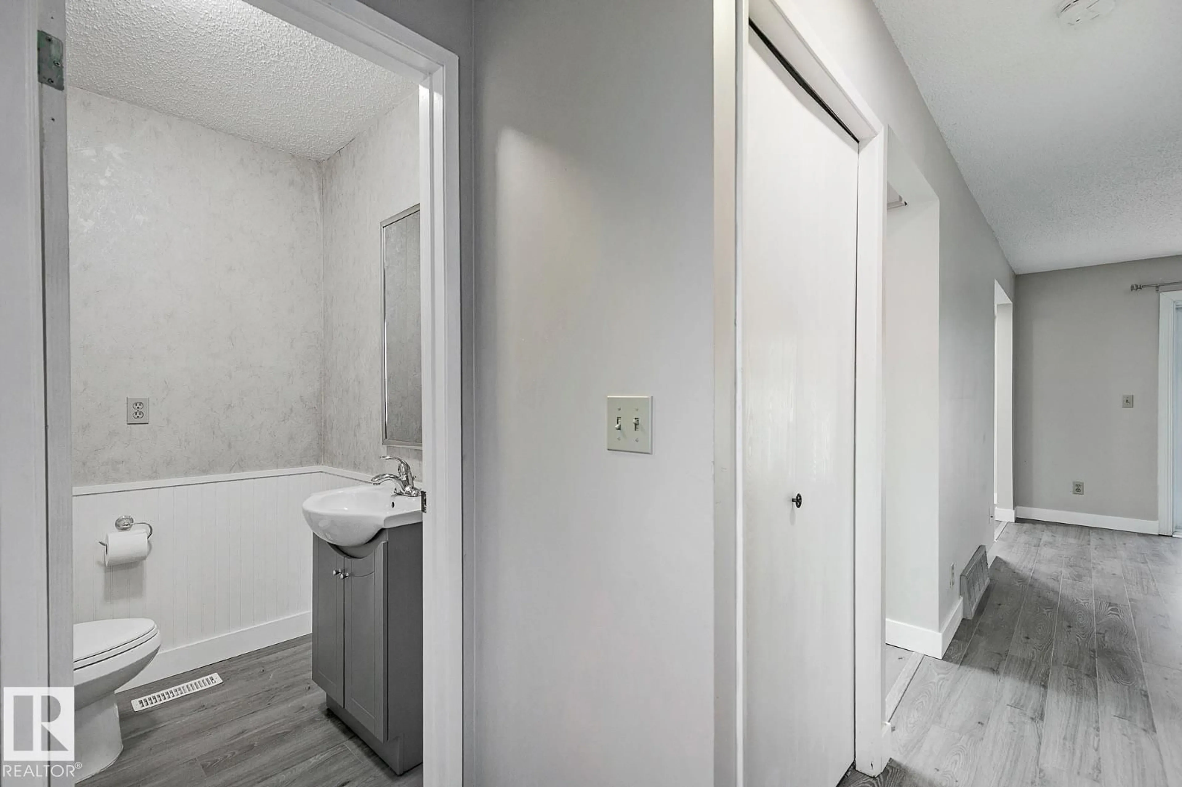 A pic of a room for 1767 LAKEWOOD RD, Edmonton Alberta T6K3B8