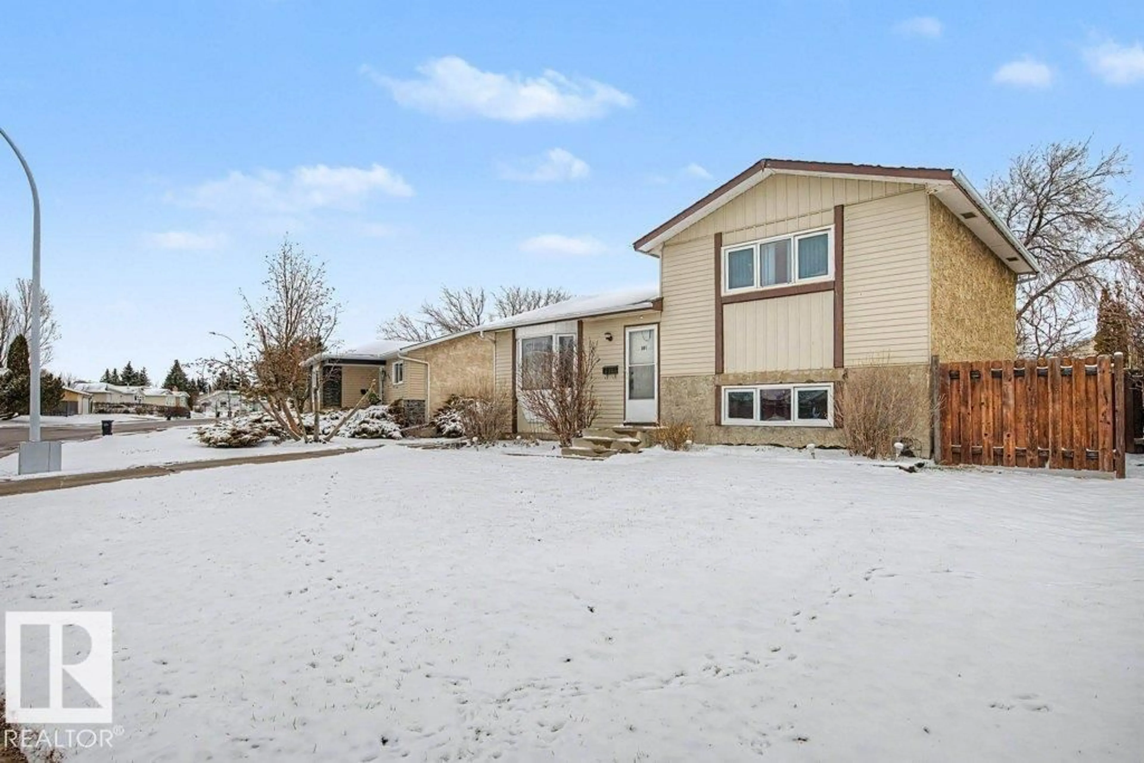 A pic from outside/outdoor area/front of a property/back of a property/a pic from drone, unknown for 691 WARWICK RD, Edmonton Alberta T5X4R2