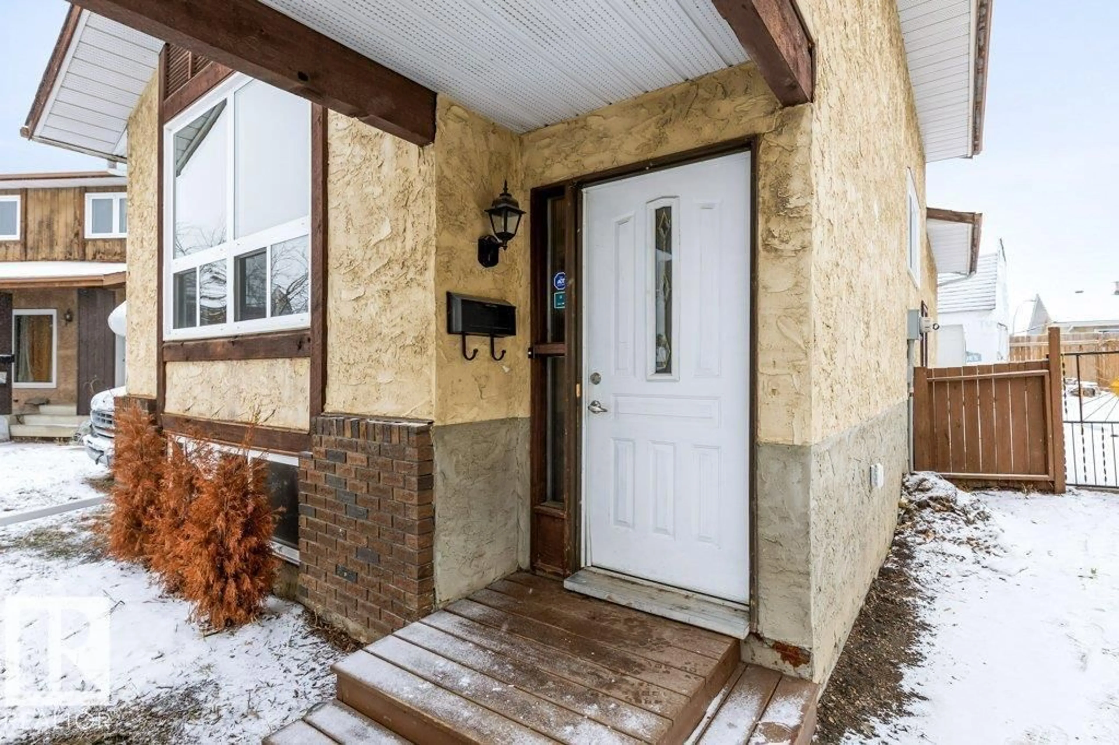 Indoor entryway for 16946 101 ST, Edmonton Alberta T5X4M4