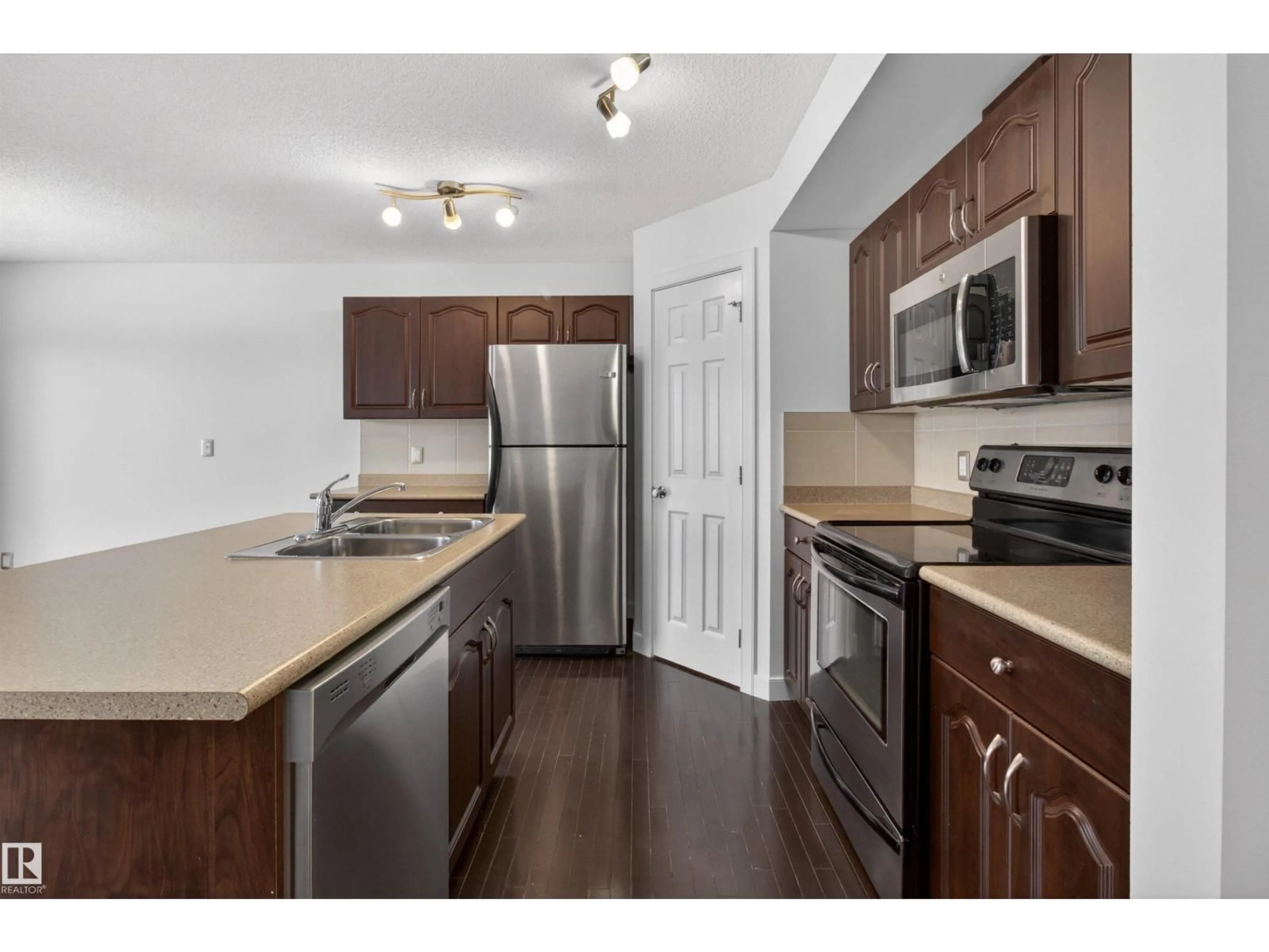 Standard kitchen, wood/laminate floor for 6030 SUNBROOK LD, Sherwood Park Alberta T8H0J5