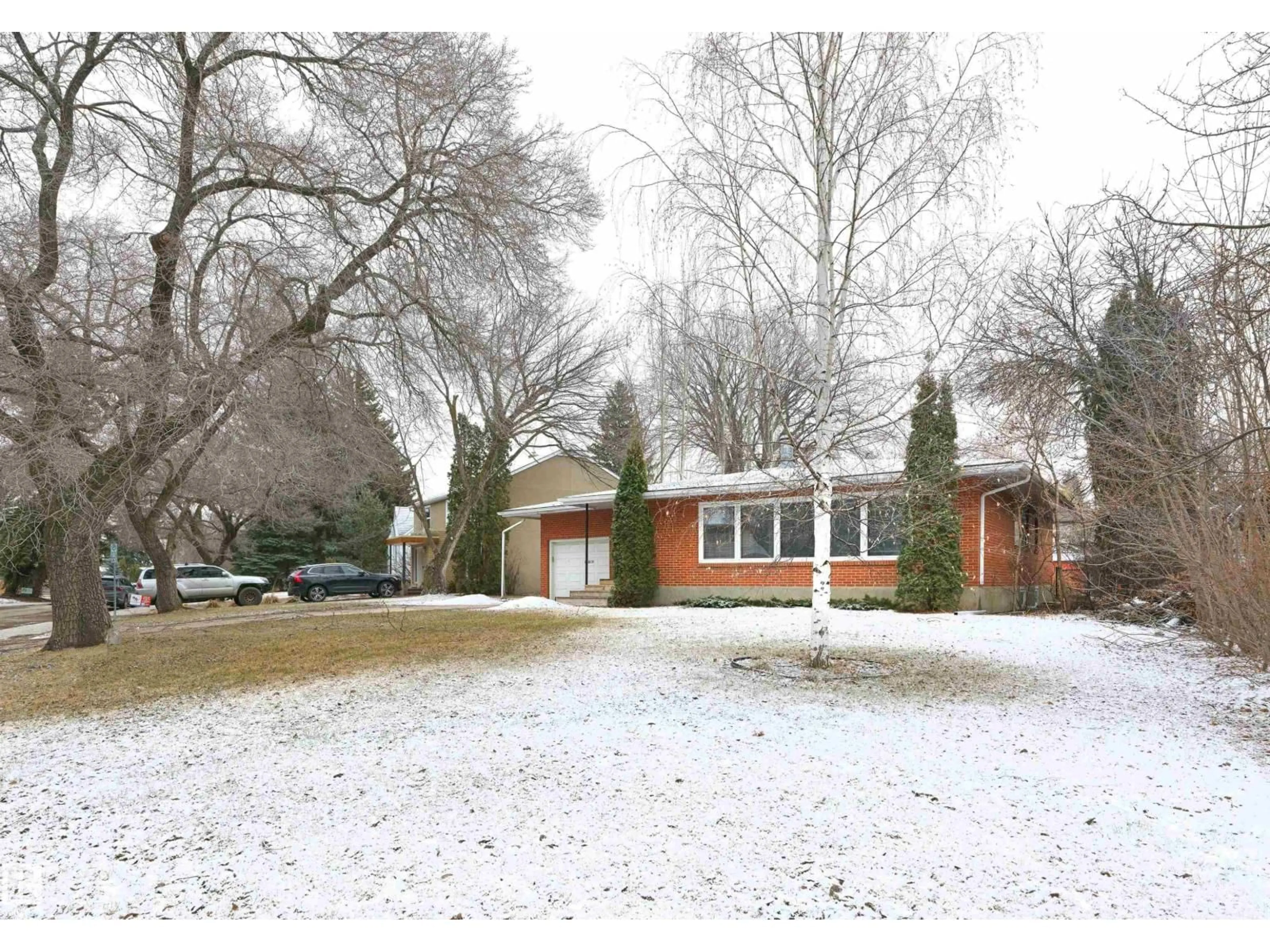 A pic from outside/outdoor area/front of a property/back of a property/a pic from drone, street for 11819 75 AV, Edmonton Alberta T6G0J4