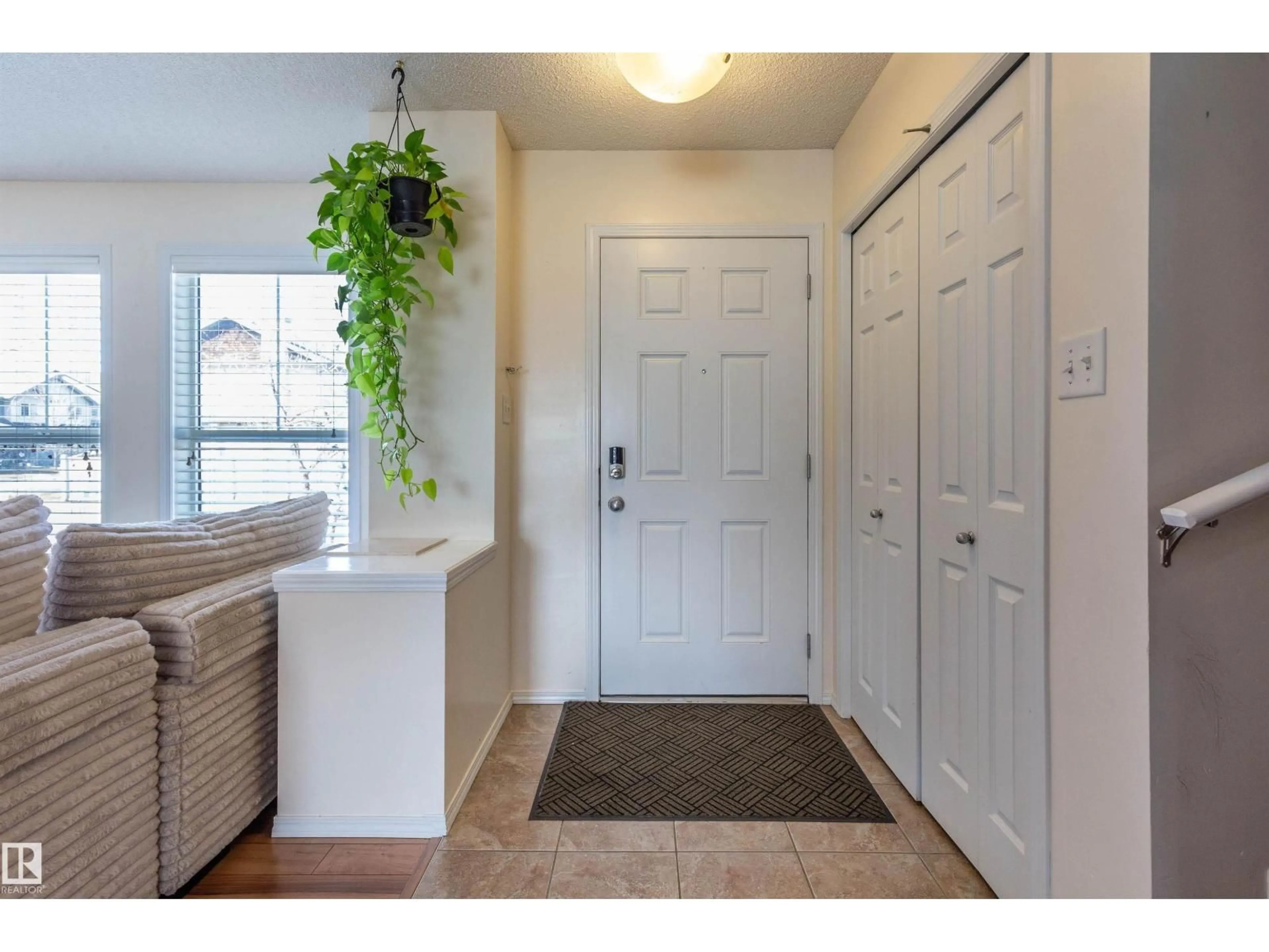 Indoor entryway for 21313 60 AV, Edmonton Alberta T6M0H8