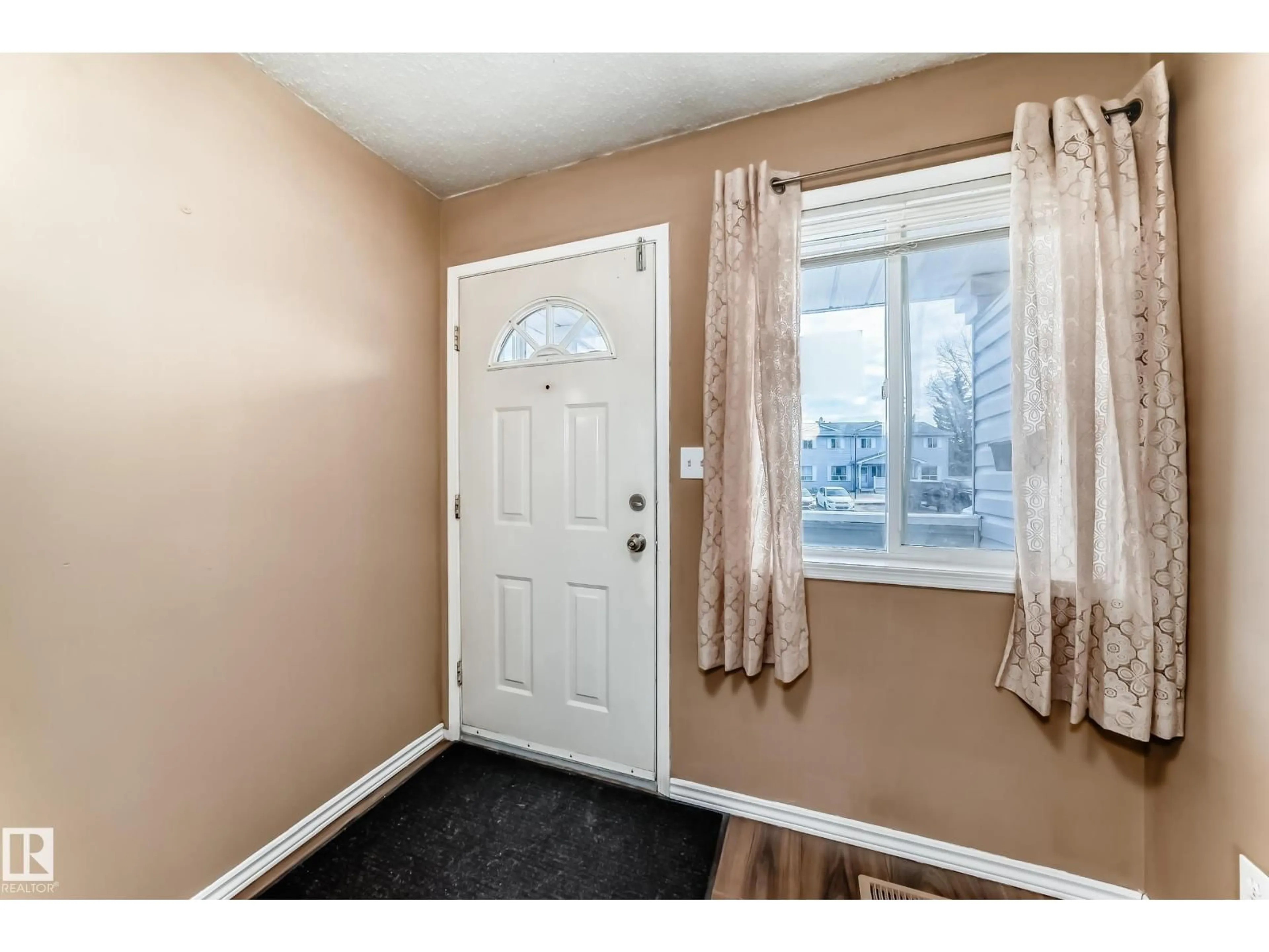 Indoor entryway for E NW - 6 1580 MILLWOODS RD, Edmonton Alberta T6L6W3