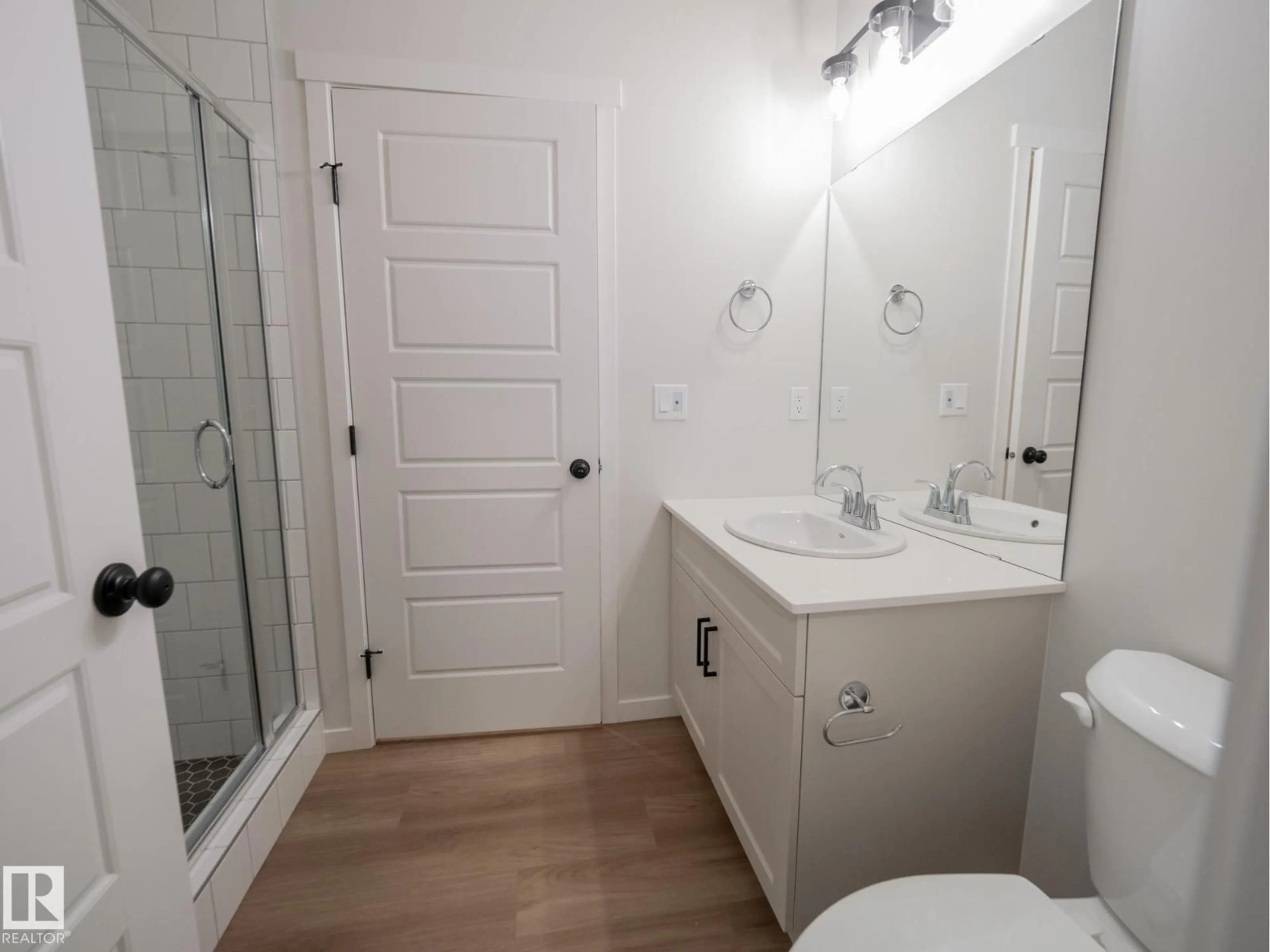 Standard bathroom, unknown for 947 18 AV, Edmonton Alberta T6T2X3