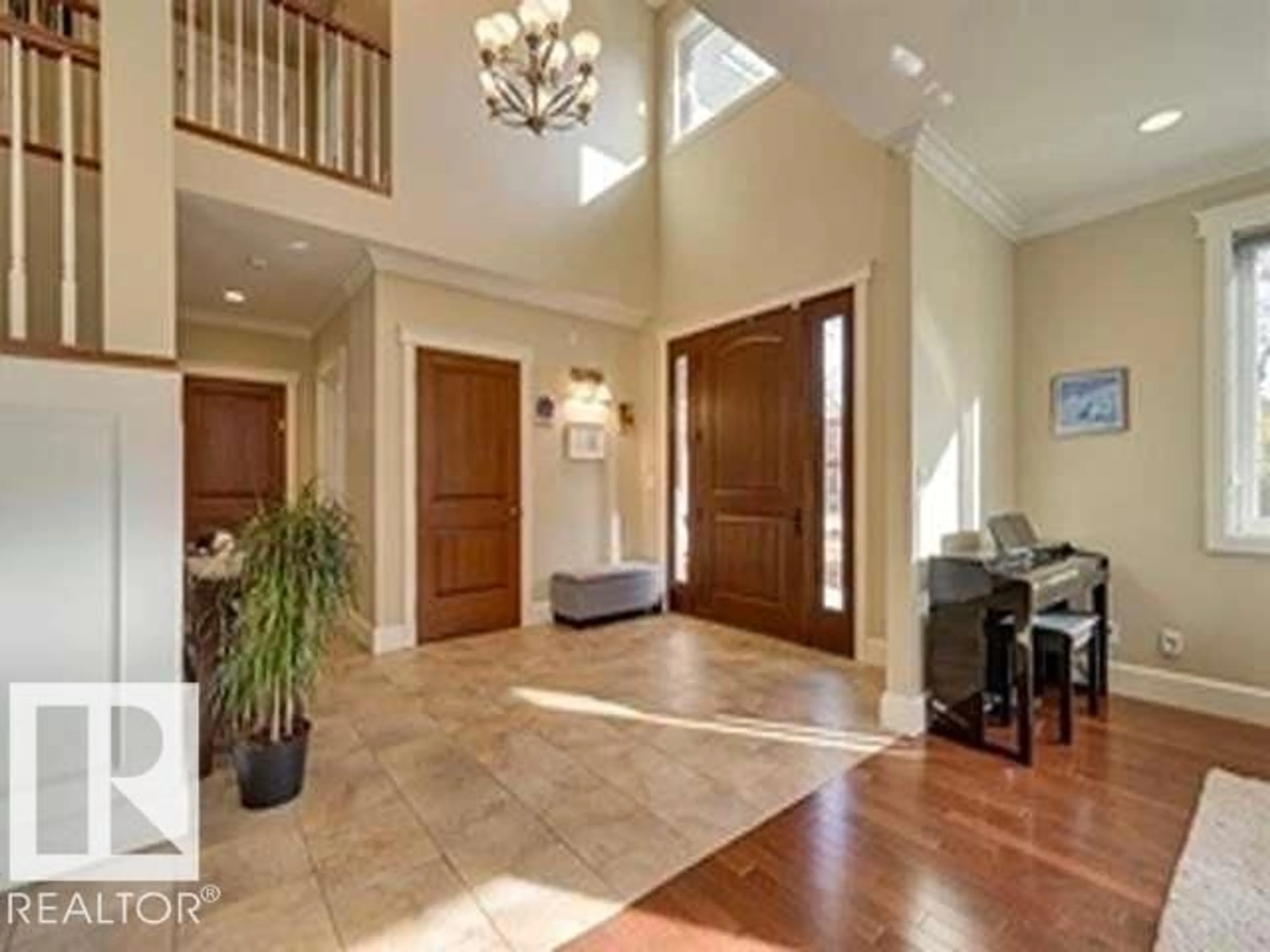 Indoor foyer for NW - 10836 130 STREET, Edmonton Alberta T5M0Y9