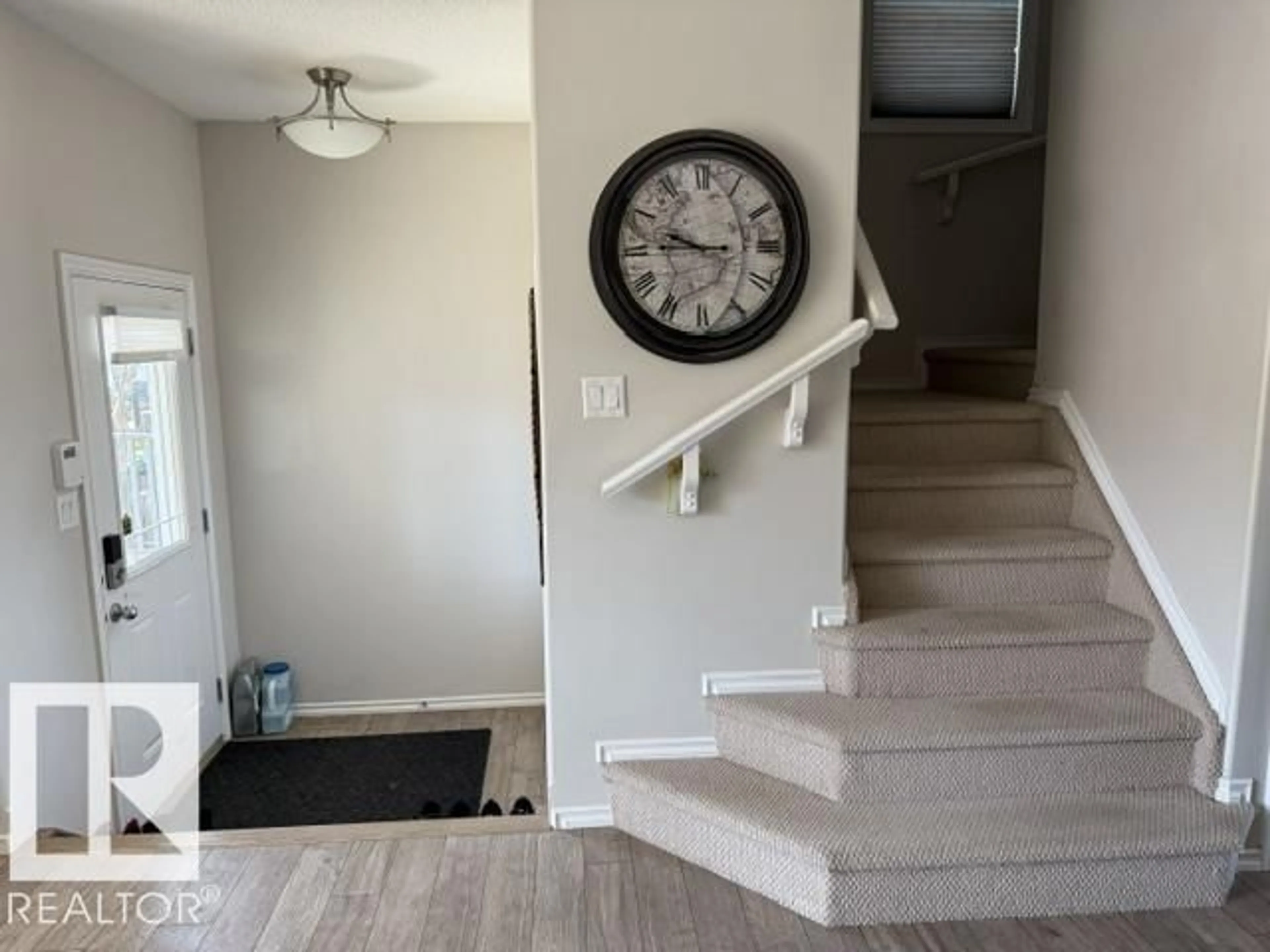 Indoor entryway for 21316 95 AV, Edmonton Alberta T5T4C9