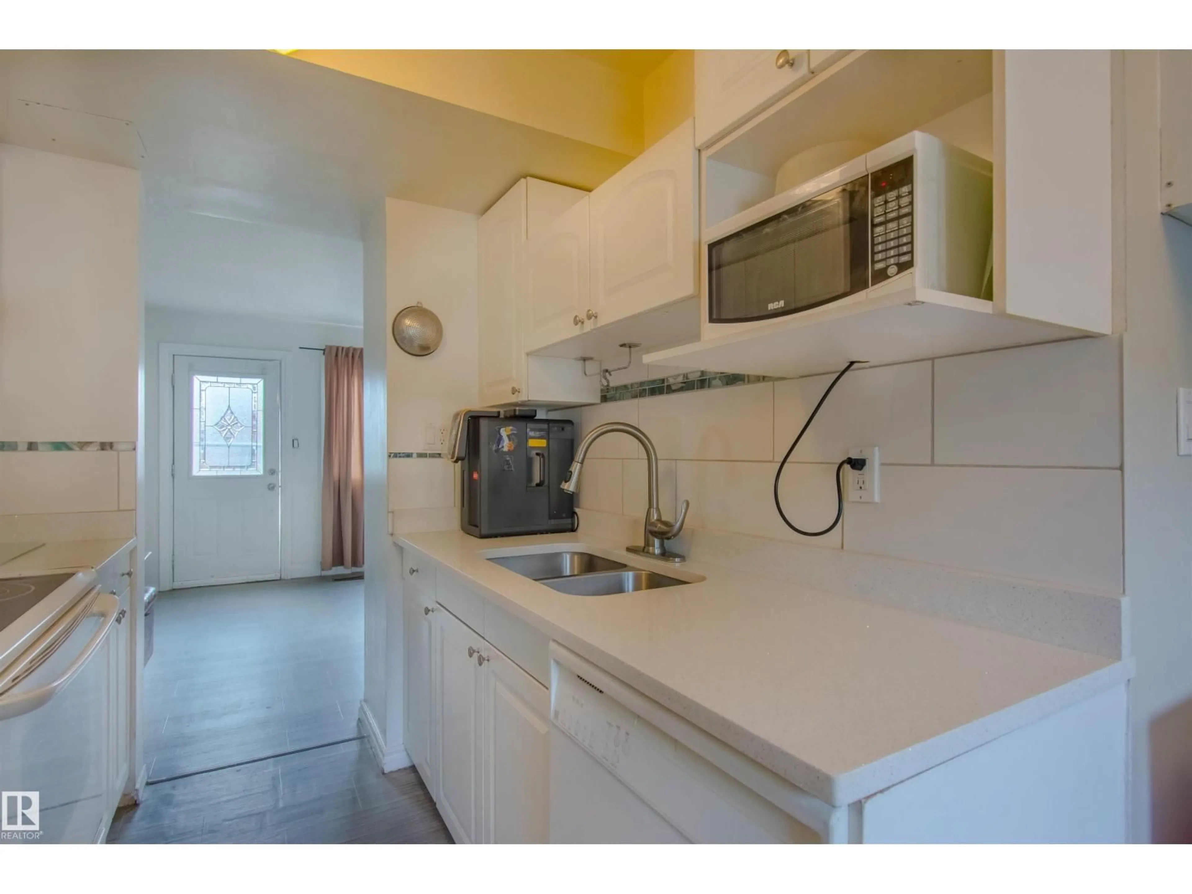 Standard kitchen, ceramic/tile floor for 892 ABBOTTSFIELD RD, Edmonton Alberta T5W4R4