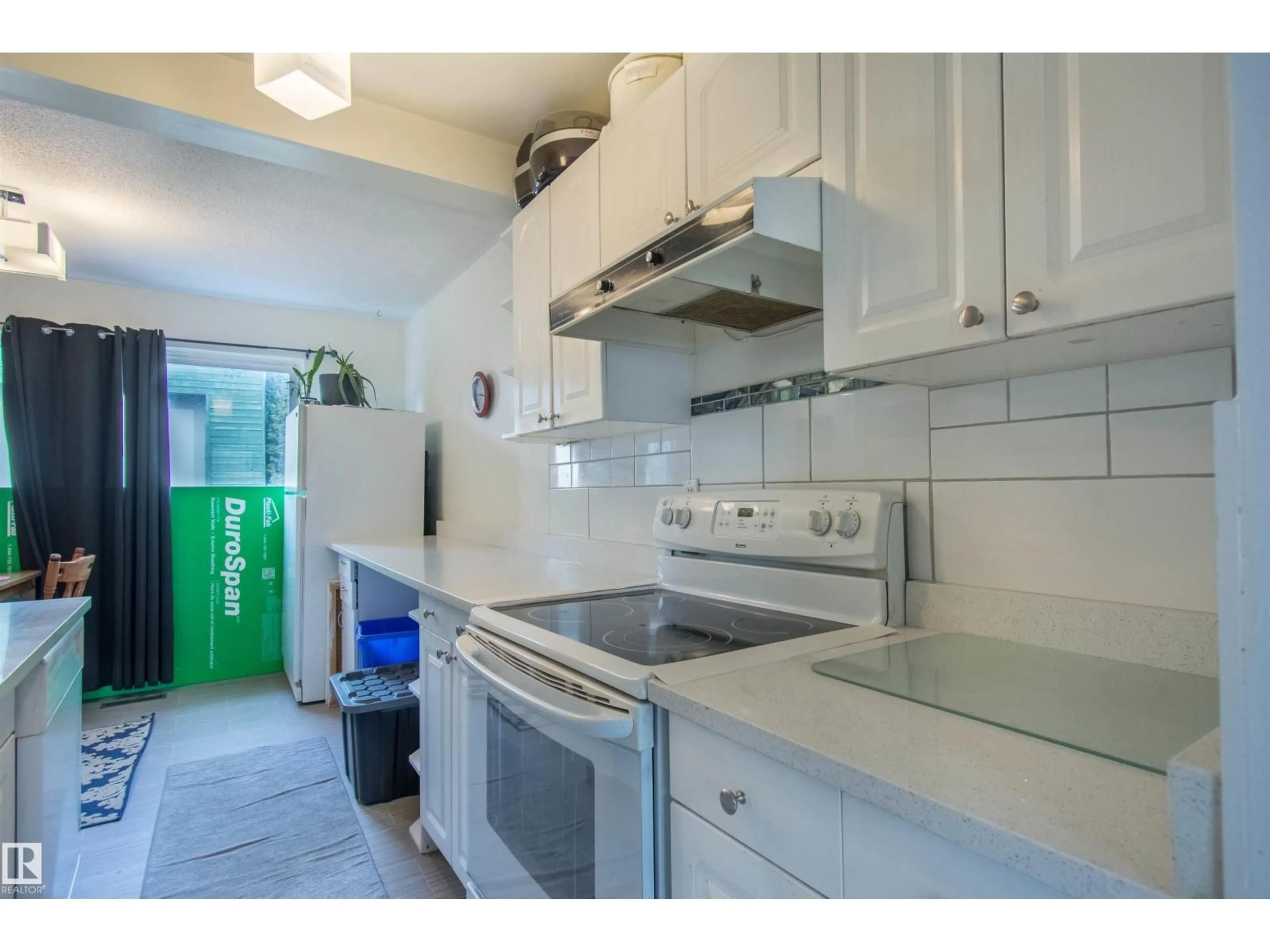 Standard kitchen, ceramic/tile floor for 892 ABBOTTSFIELD RD, Edmonton Alberta T5W4R4