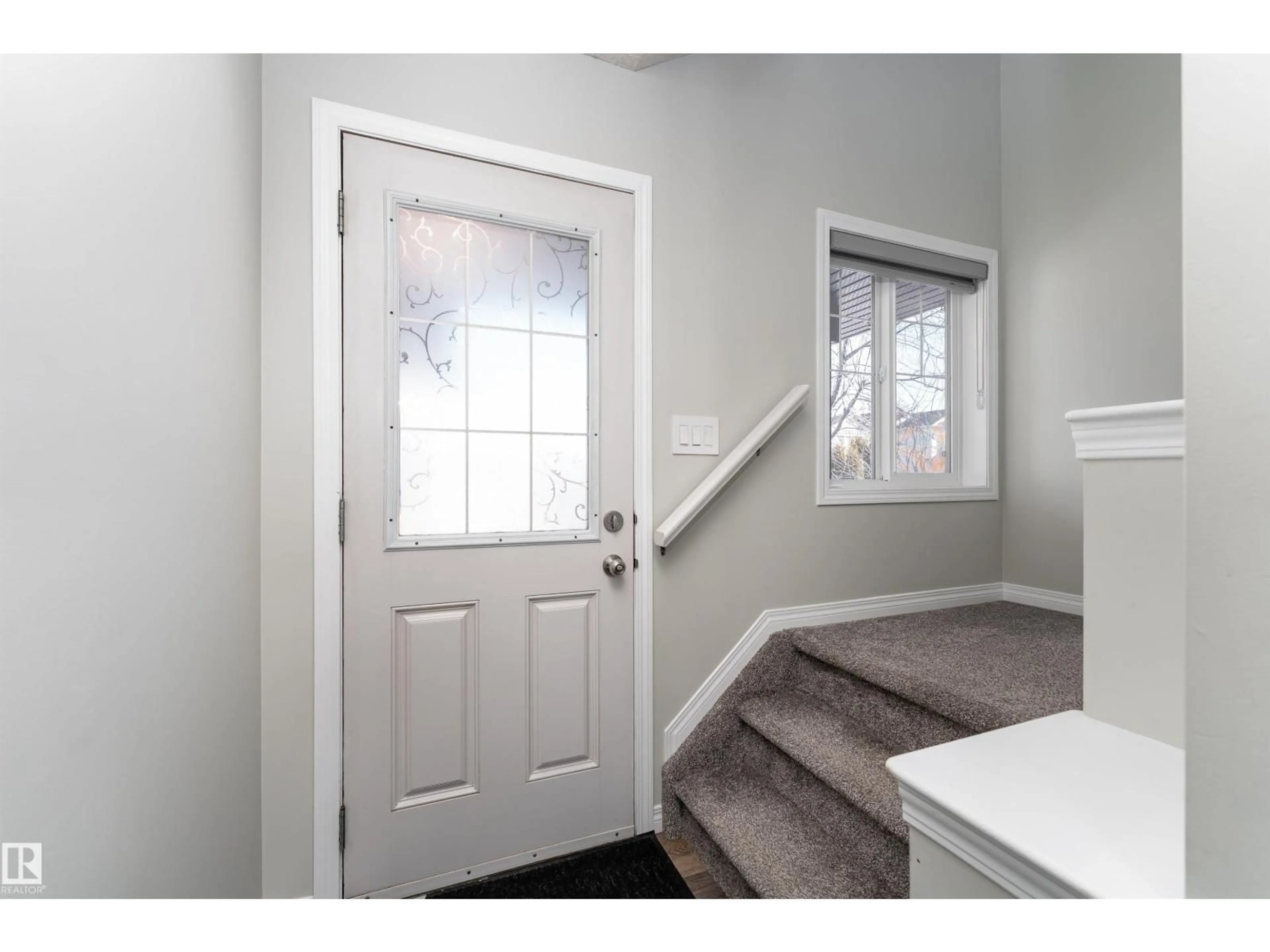 Indoor entryway for 5911 8 AV SW, Edmonton Alberta T6X0G5