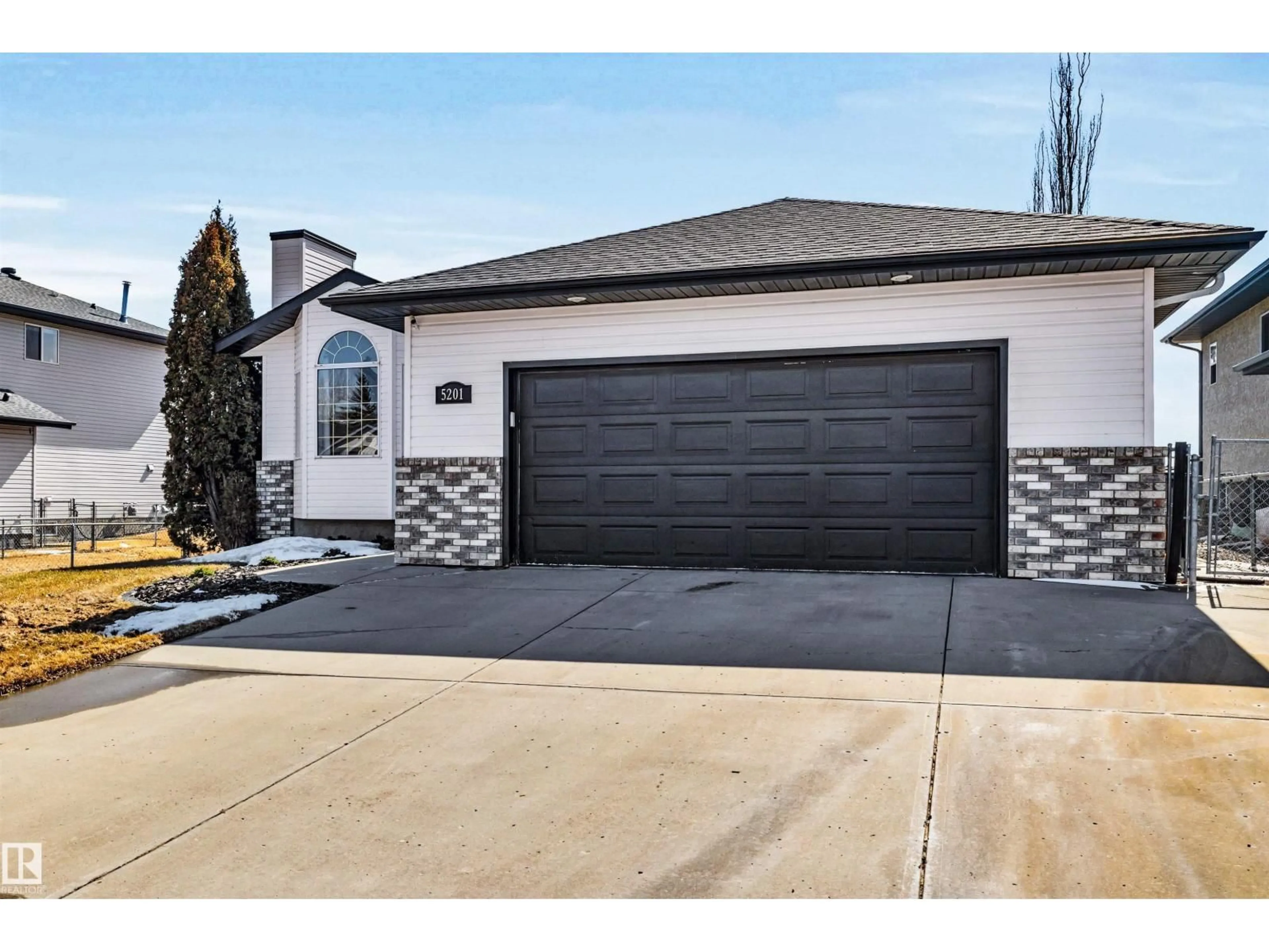 Indoor garage for 5201 40 AV, Beaumont Alberta T4X1N6