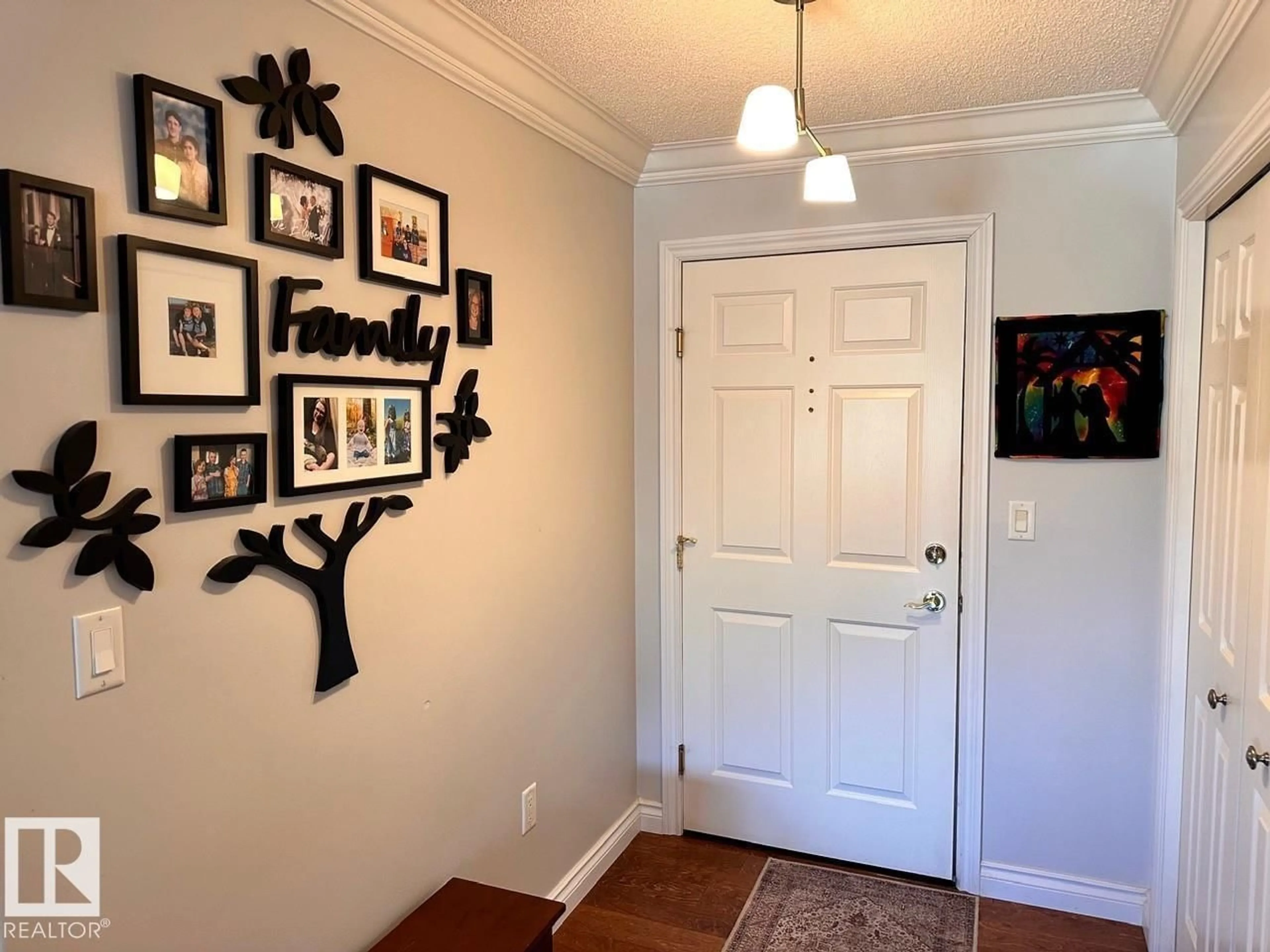 Indoor entryway for 69 - 202 CRYSTAL LN, Sherwood Park Alberta T7H2E9