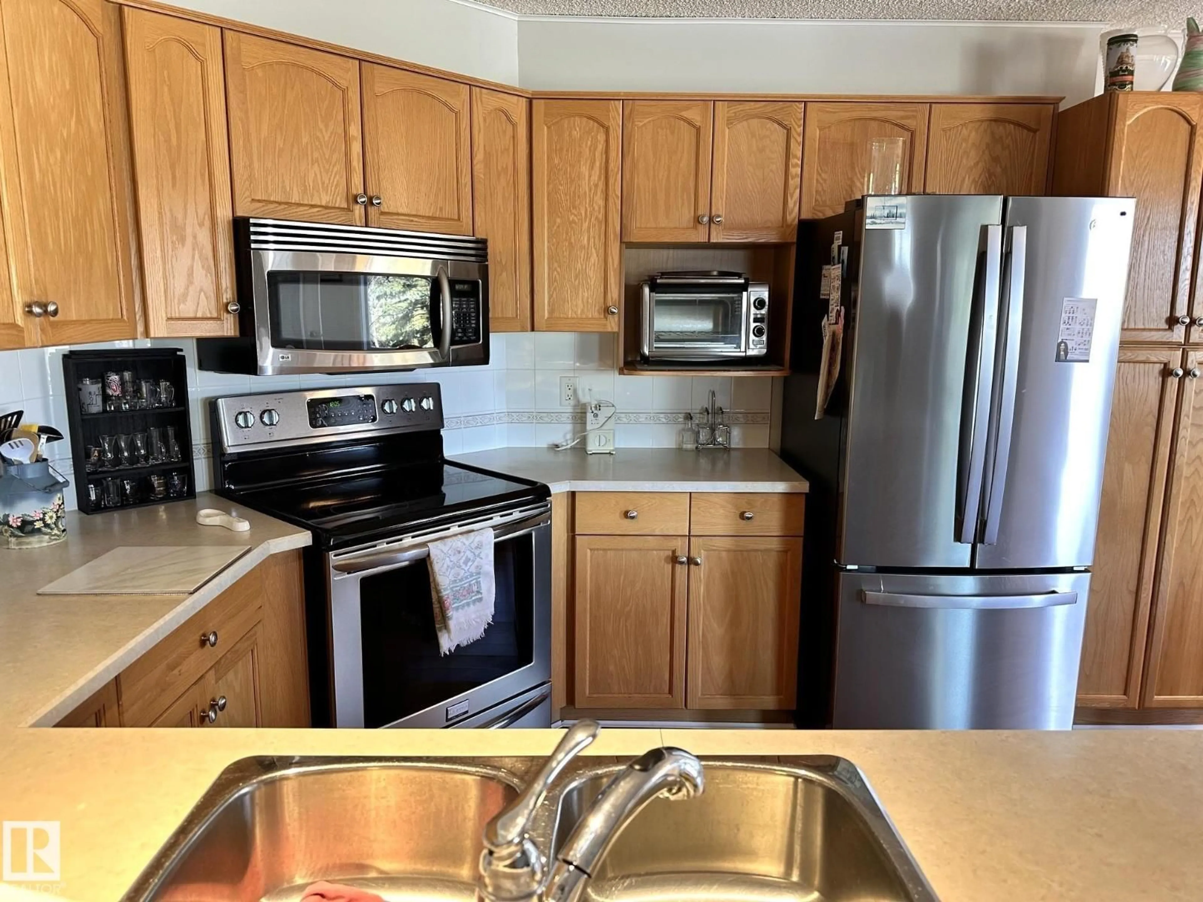Standard kitchen, unknown for 69 - 202 CRYSTAL LN, Sherwood Park Alberta T7H2E9