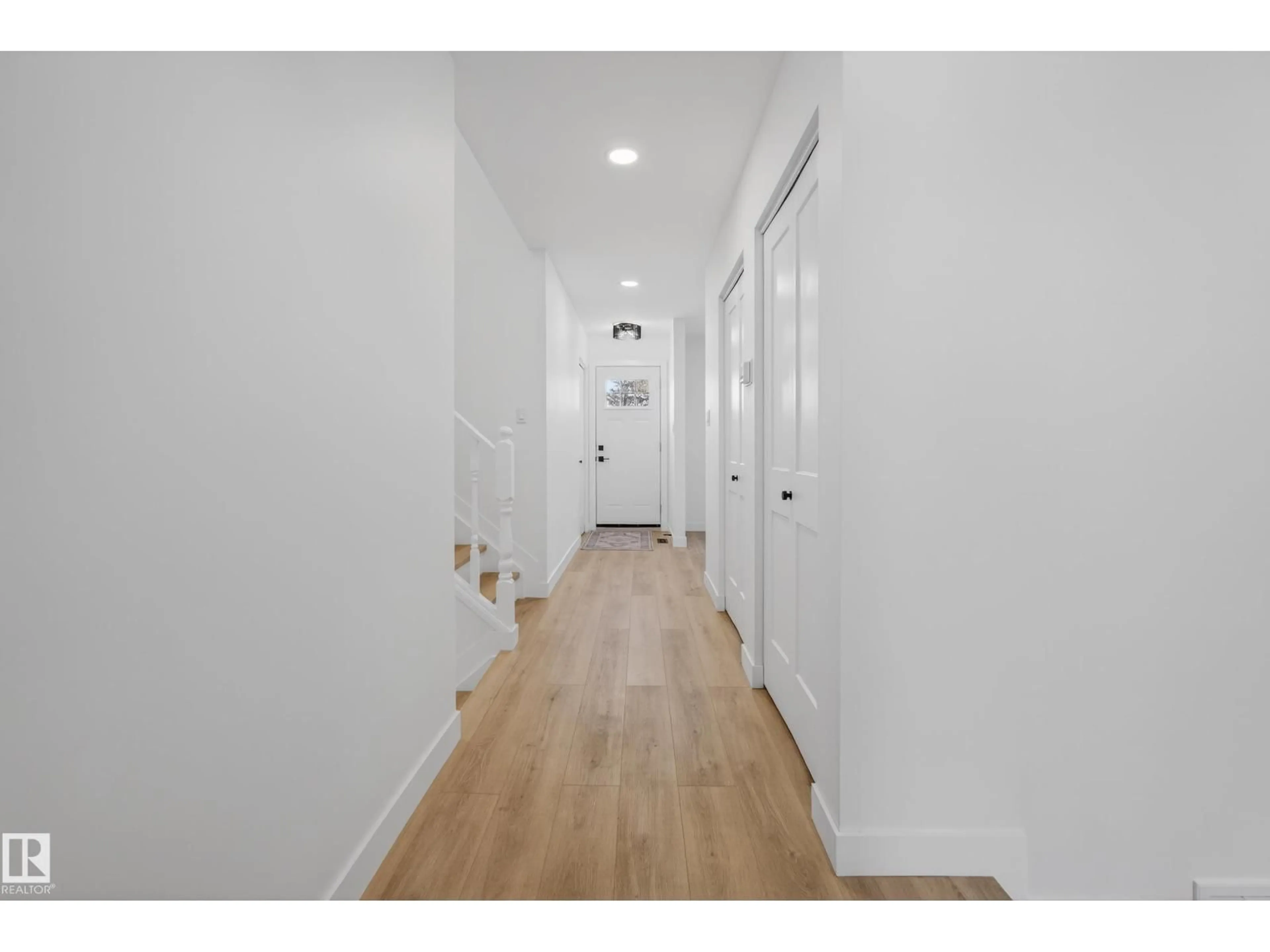 Indoor entryway for 712 KNOTTWOOD RD, Edmonton Alberta T6K1X9