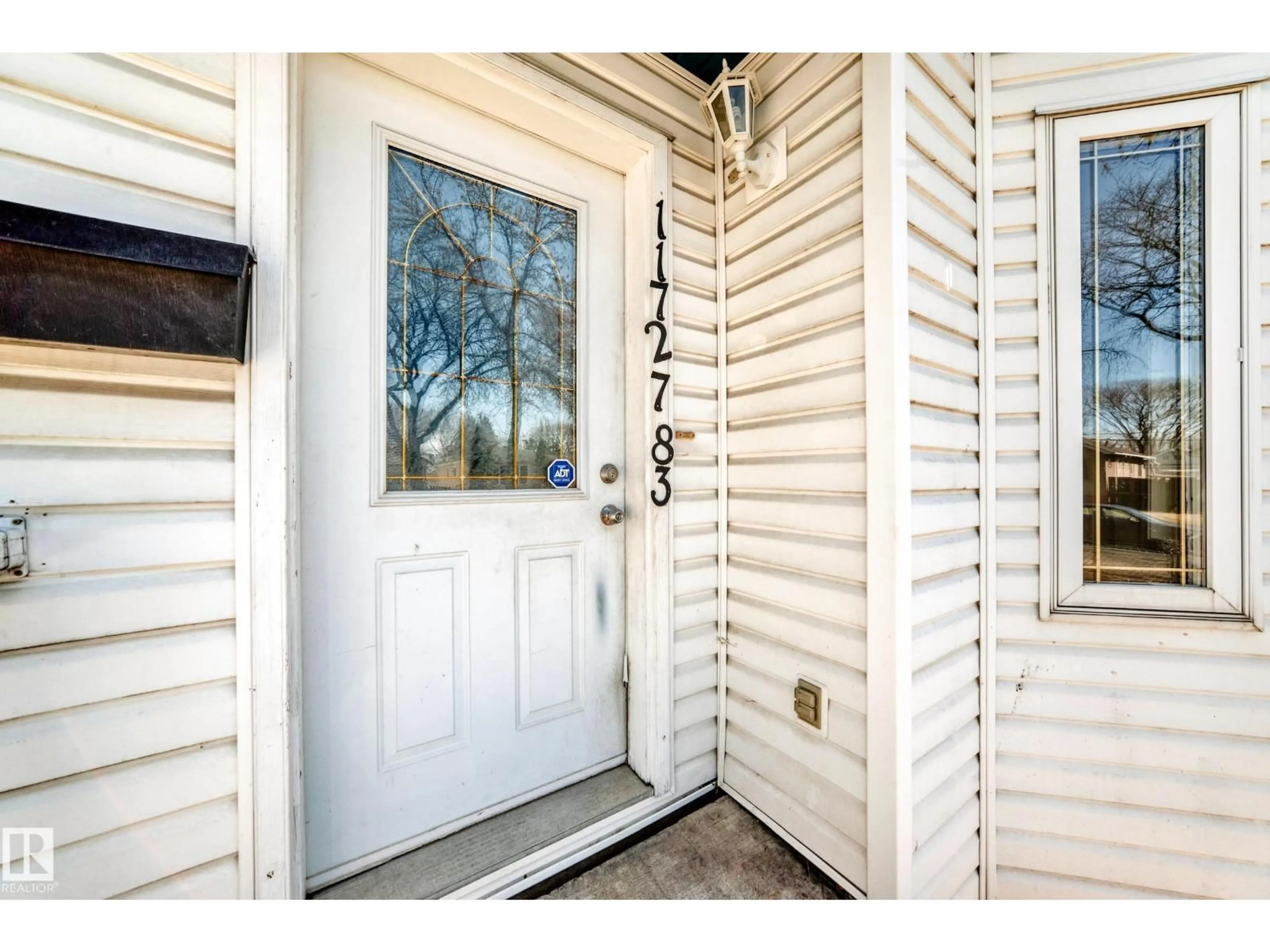 Indoor entryway for 11727 83 ST, Edmonton Alberta T5B2Z1