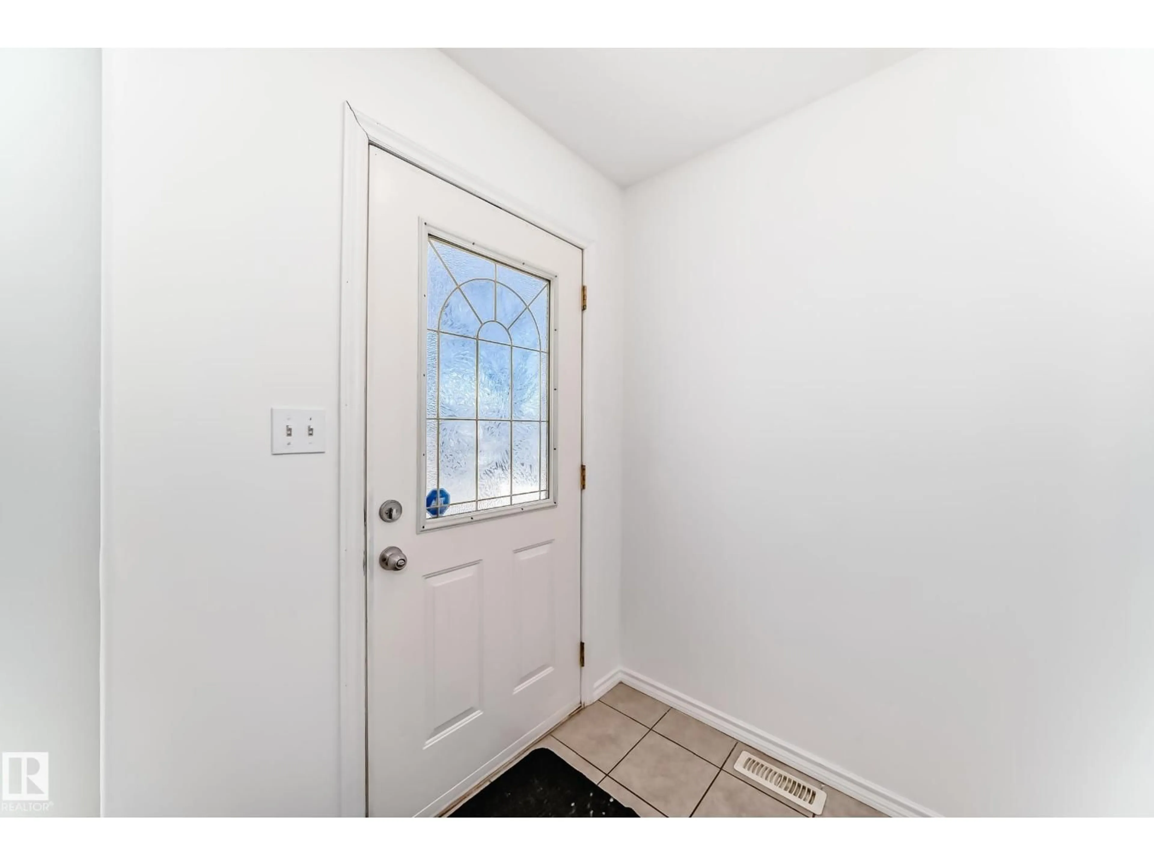 Indoor entryway for 11727 83 ST, Edmonton Alberta T5B2Z1