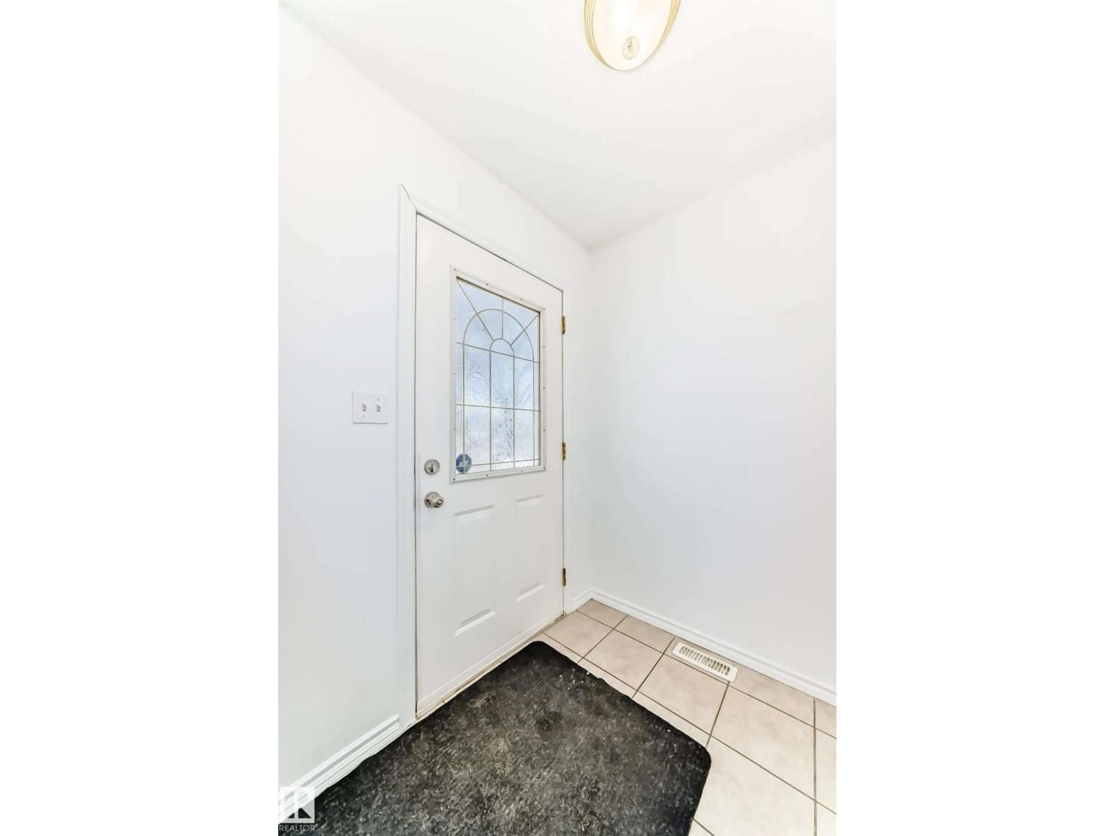 Indoor entryway for 11727 83 ST, Edmonton Alberta T5B2Z1