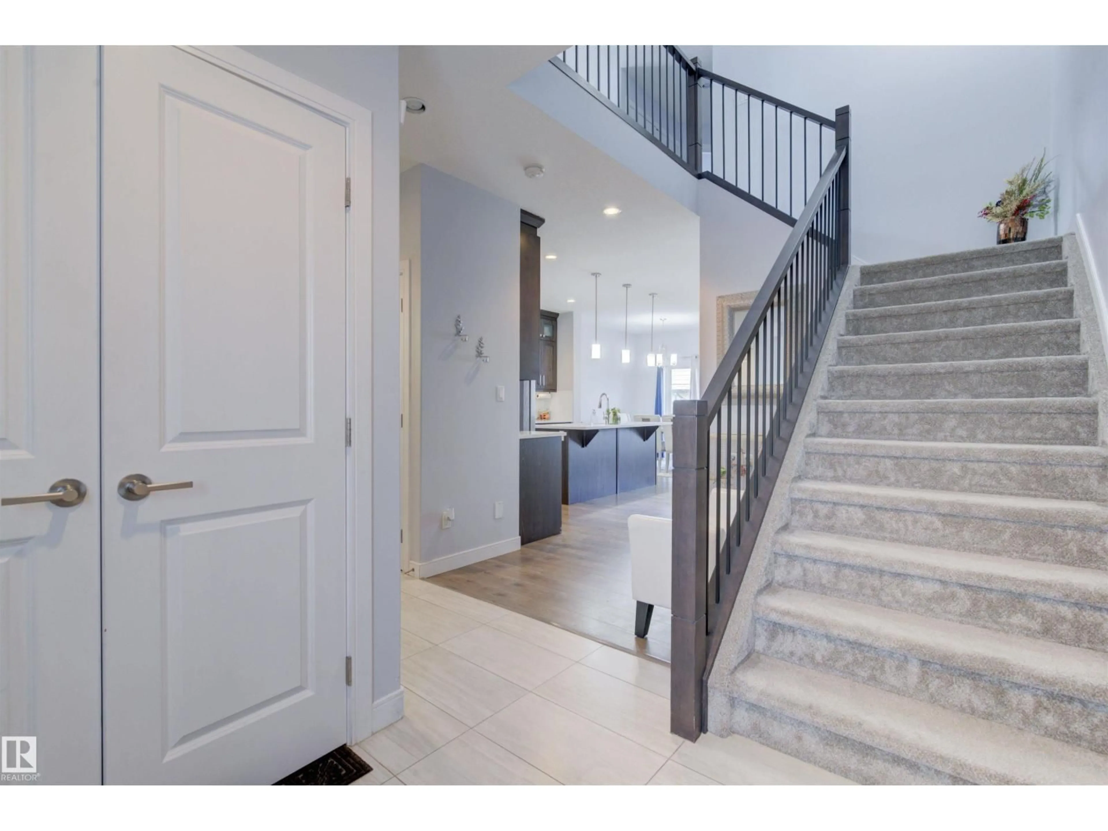 Indoor entryway for 8452 CUSHING CT, Edmonton Alberta T6W3L3