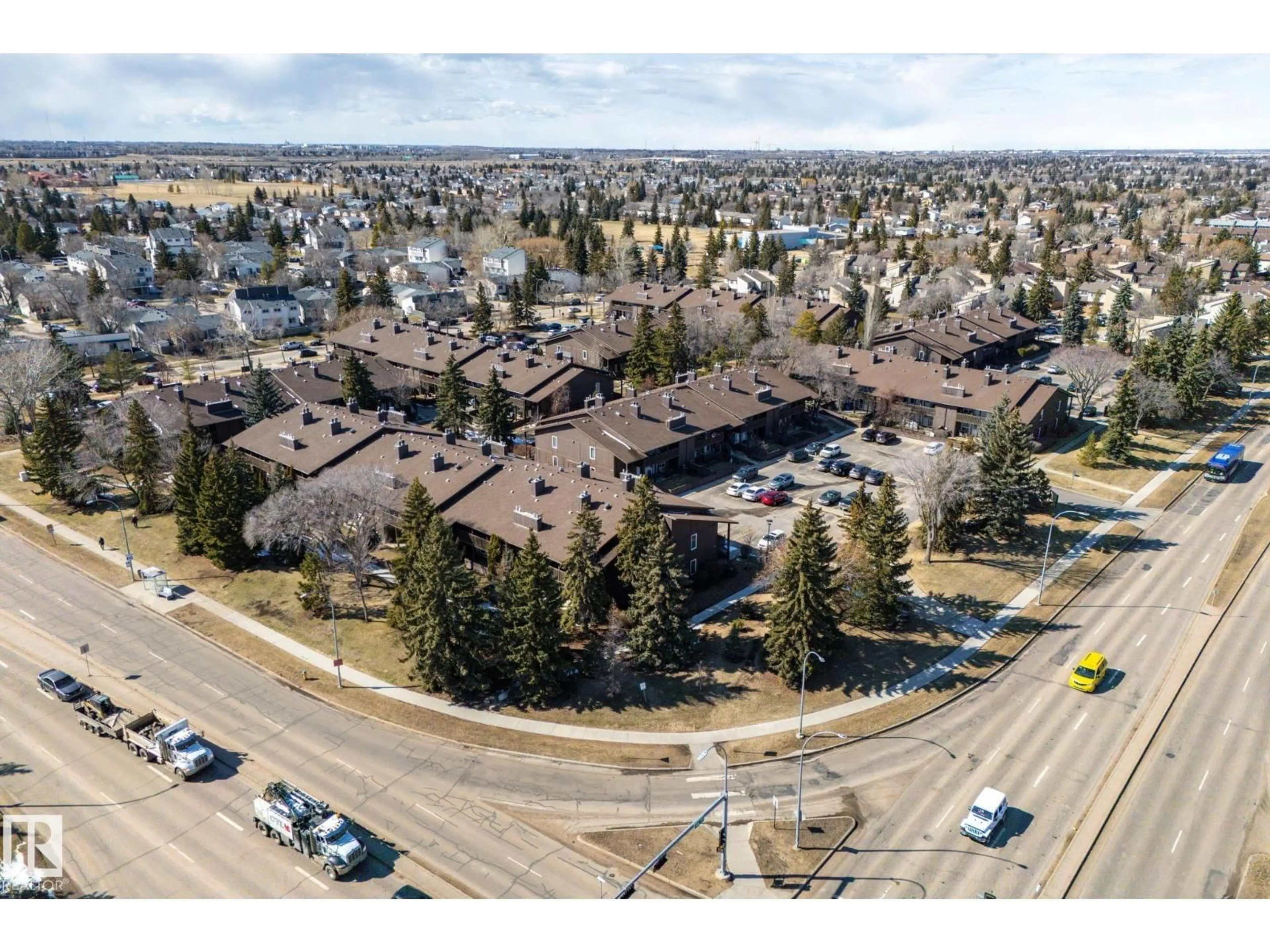 A pic from outside/outdoor area/front of a property/back of a property/a pic from drone, street for 164 SURREY GARDENS GD, Edmonton Alberta T5T1Z3