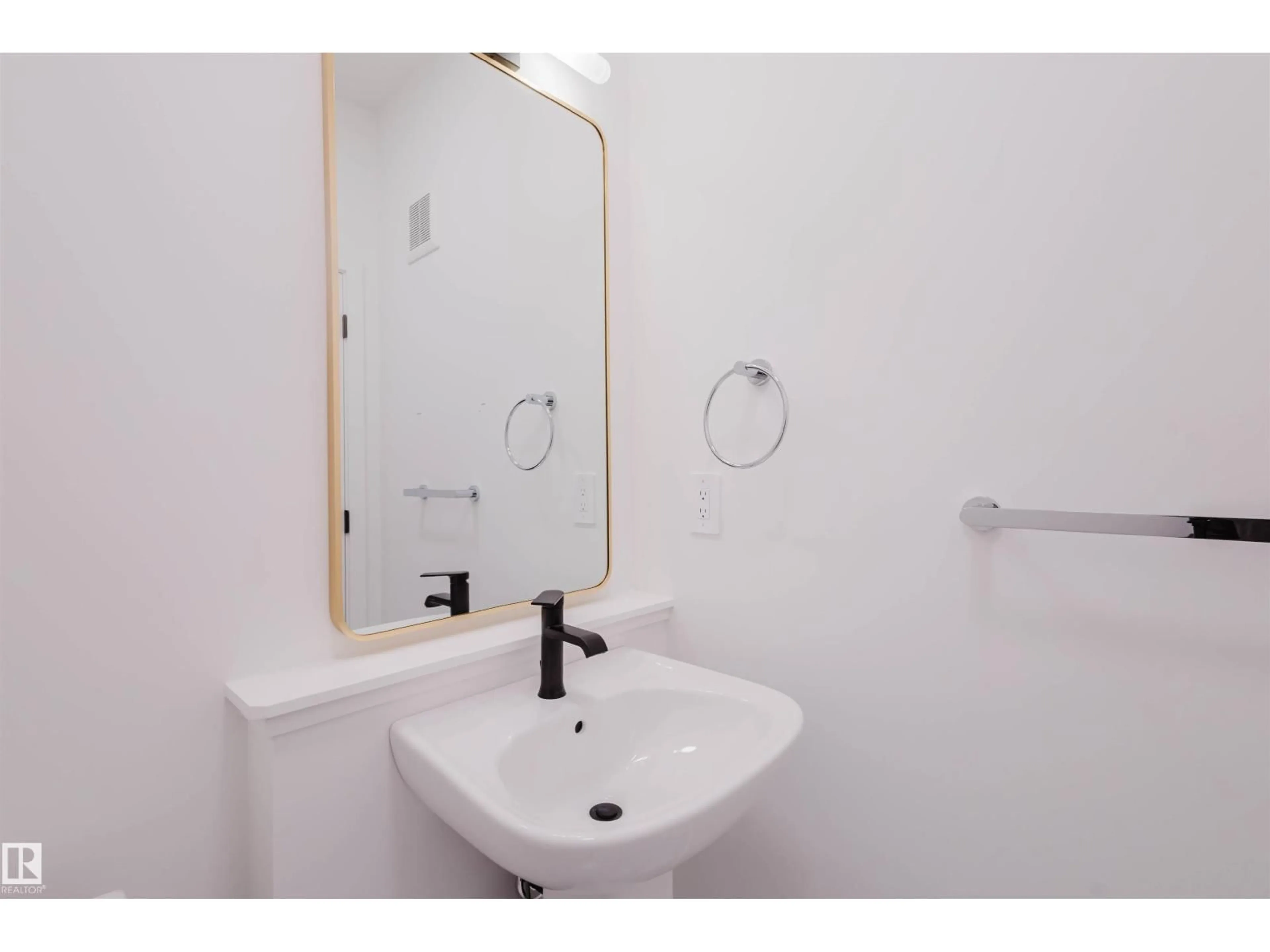 Standard bathroom, unknown for 42 CHARTRES CL, St. Albert Alberta T8T2E1