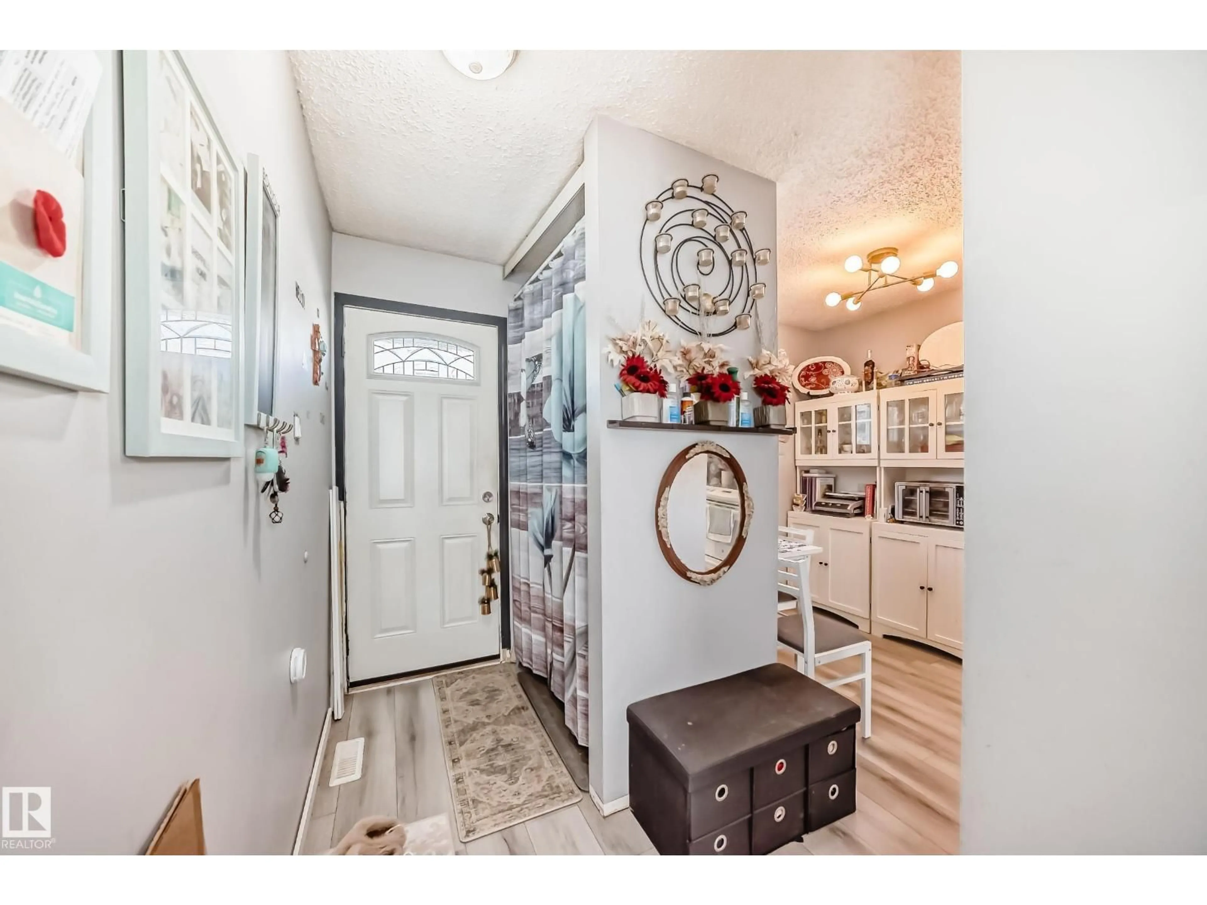 Indoor entryway for 582 ABBOTTSFIELD RD, Edmonton Alberta T5W4R3