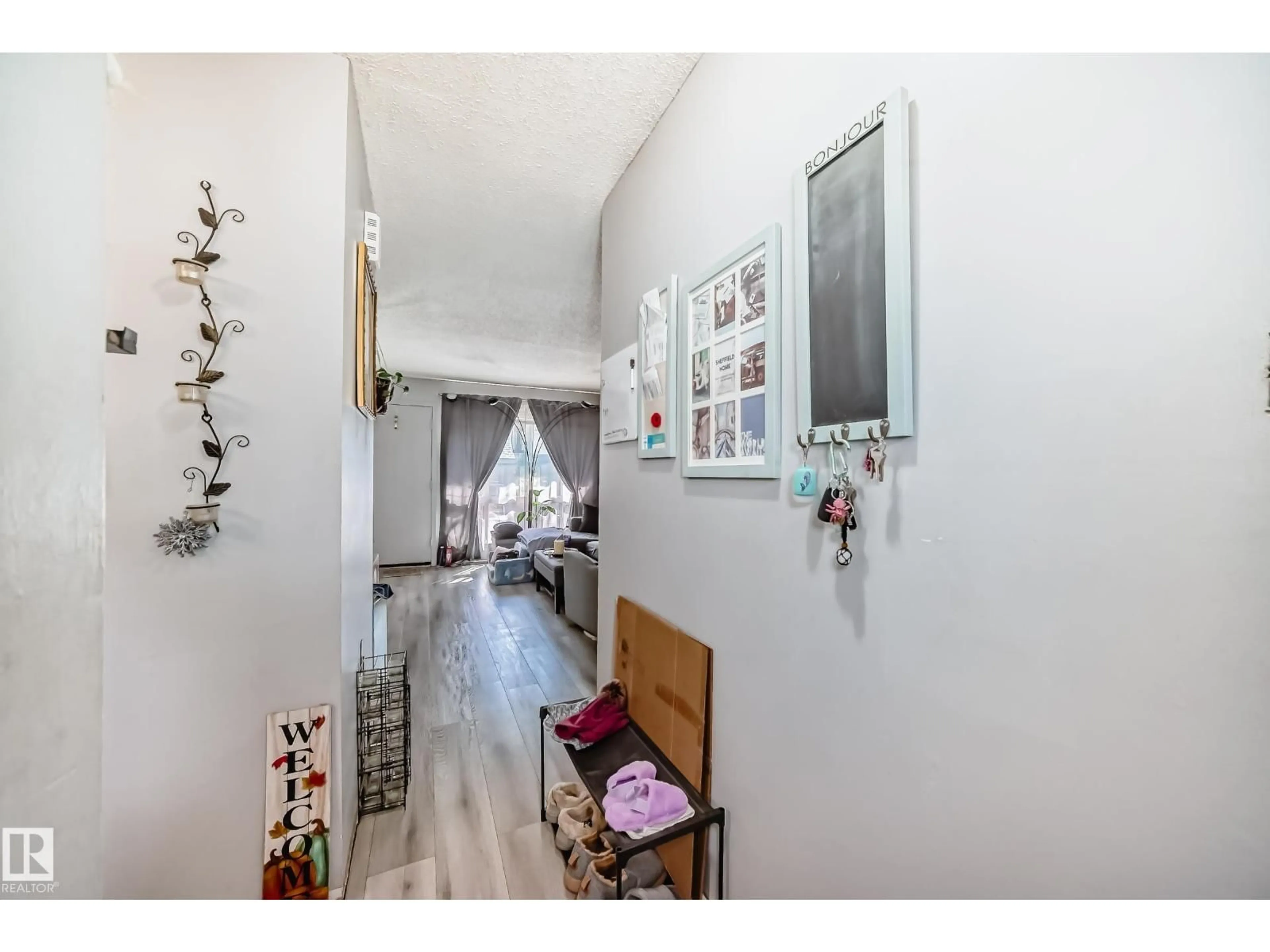 Indoor foyer for 582 ABBOTTSFIELD RD, Edmonton Alberta T5W4R3