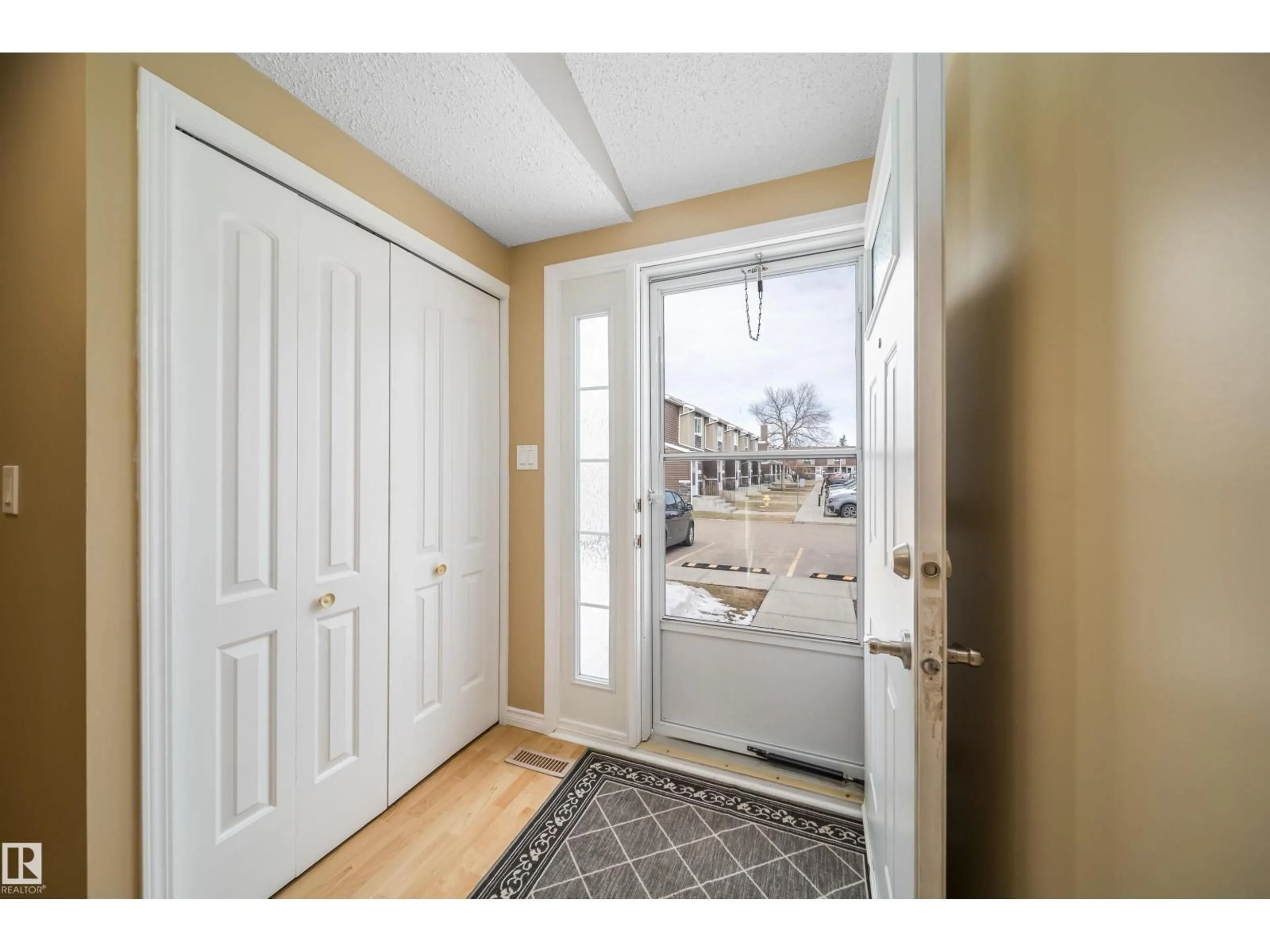 Indoor entryway for 18 - 3115 119 ST NW, Edmonton Alberta T6J5N5