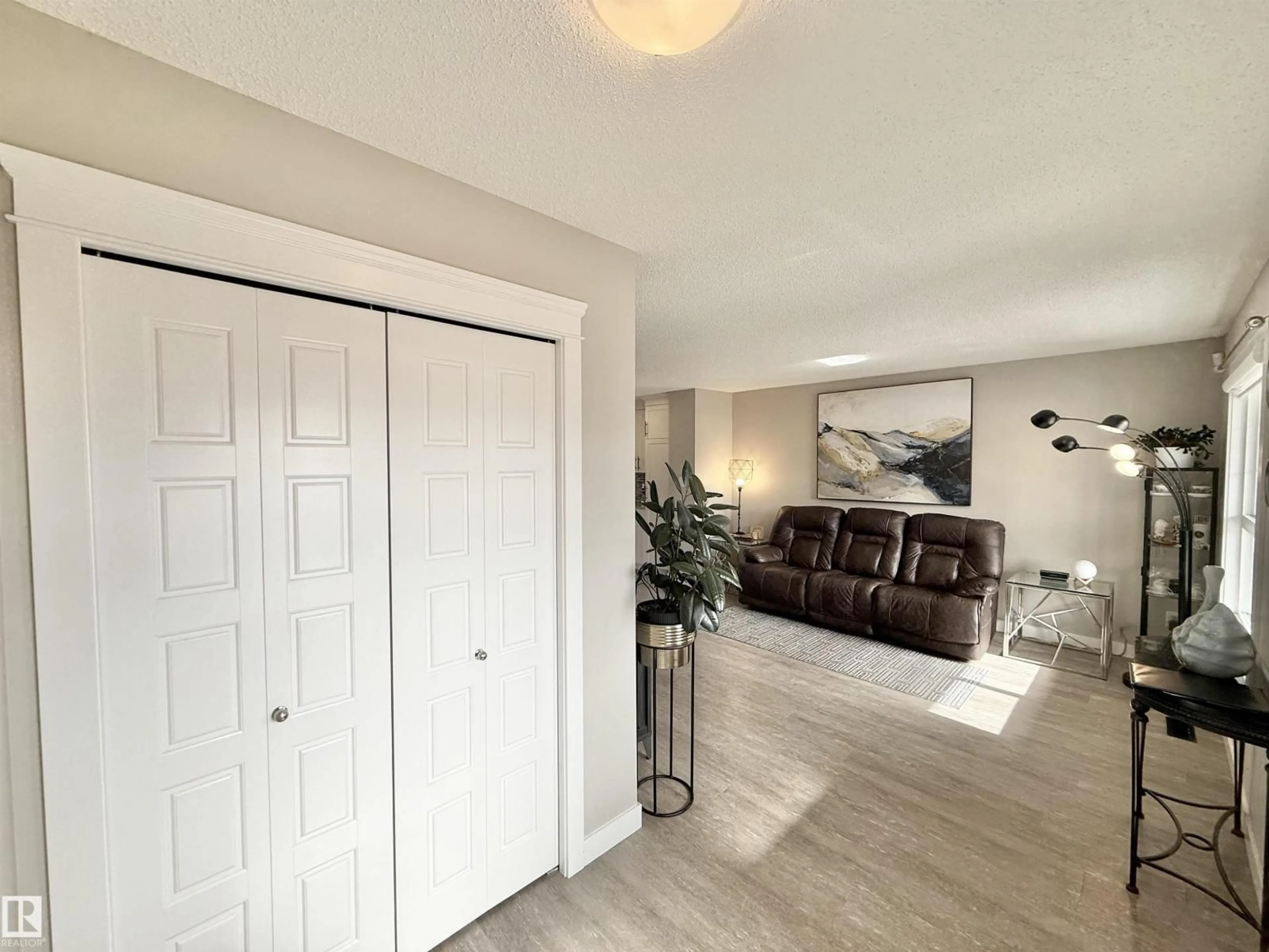 Indoor entryway for 1234 SANDSTONE BV, Sherwood Park Alberta T8H1A9