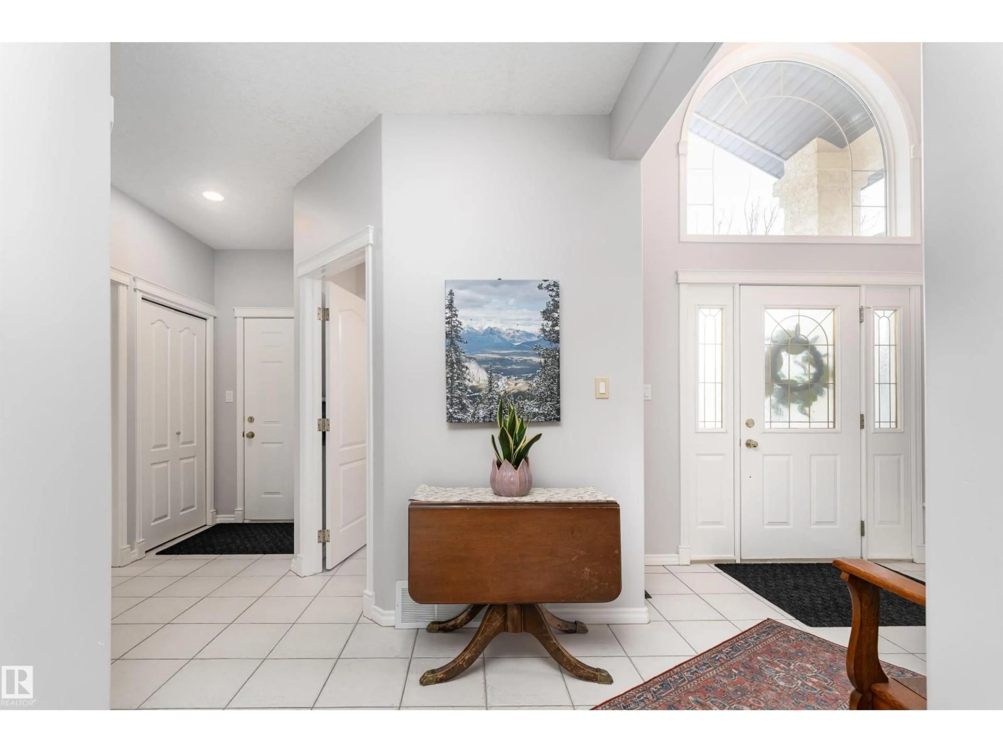 Indoor entryway for 2 OLMSTEAD CO, St. Albert Alberta T8N6R6