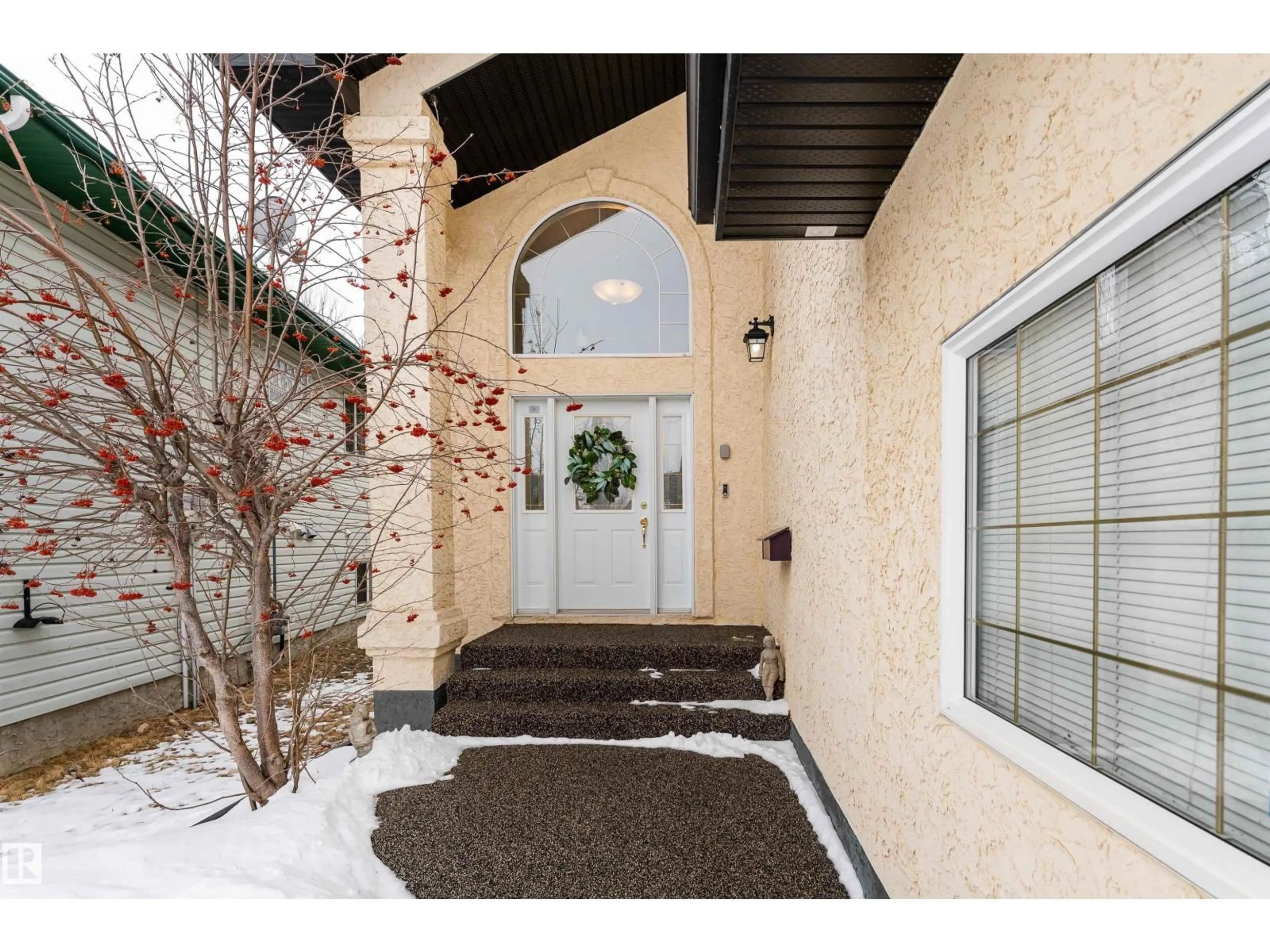 Indoor entryway for 2 OLMSTEAD CO, St. Albert Alberta T8N6R6
