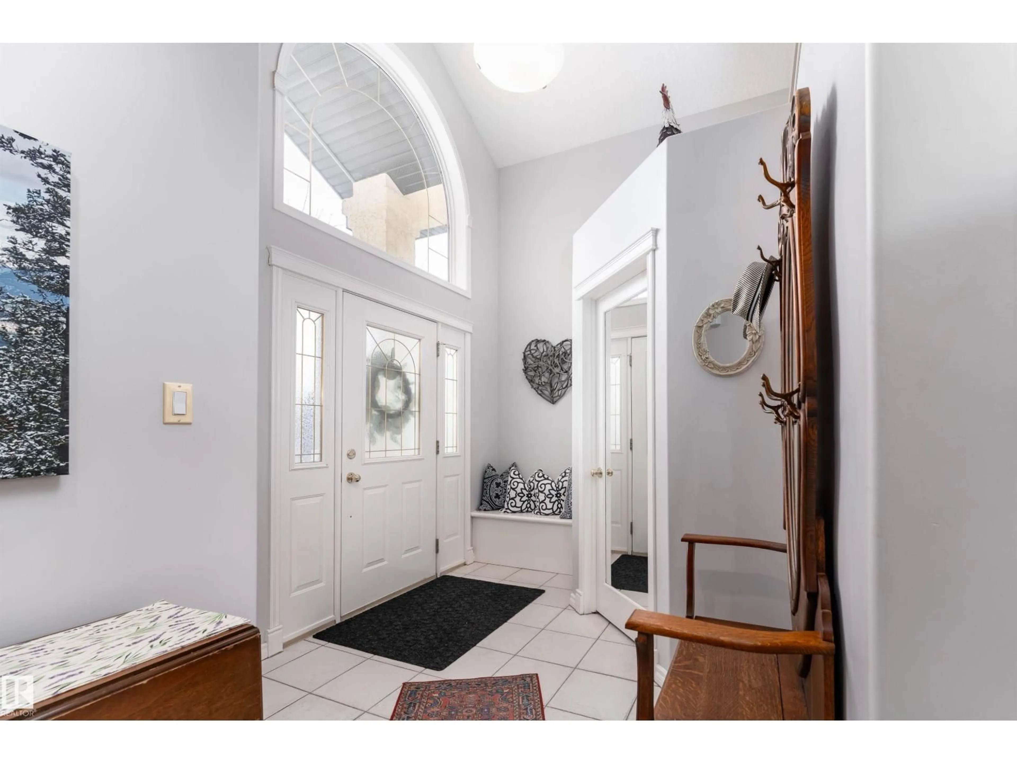 Indoor entryway for 2 OLMSTEAD CO, St. Albert Alberta T8N6R6