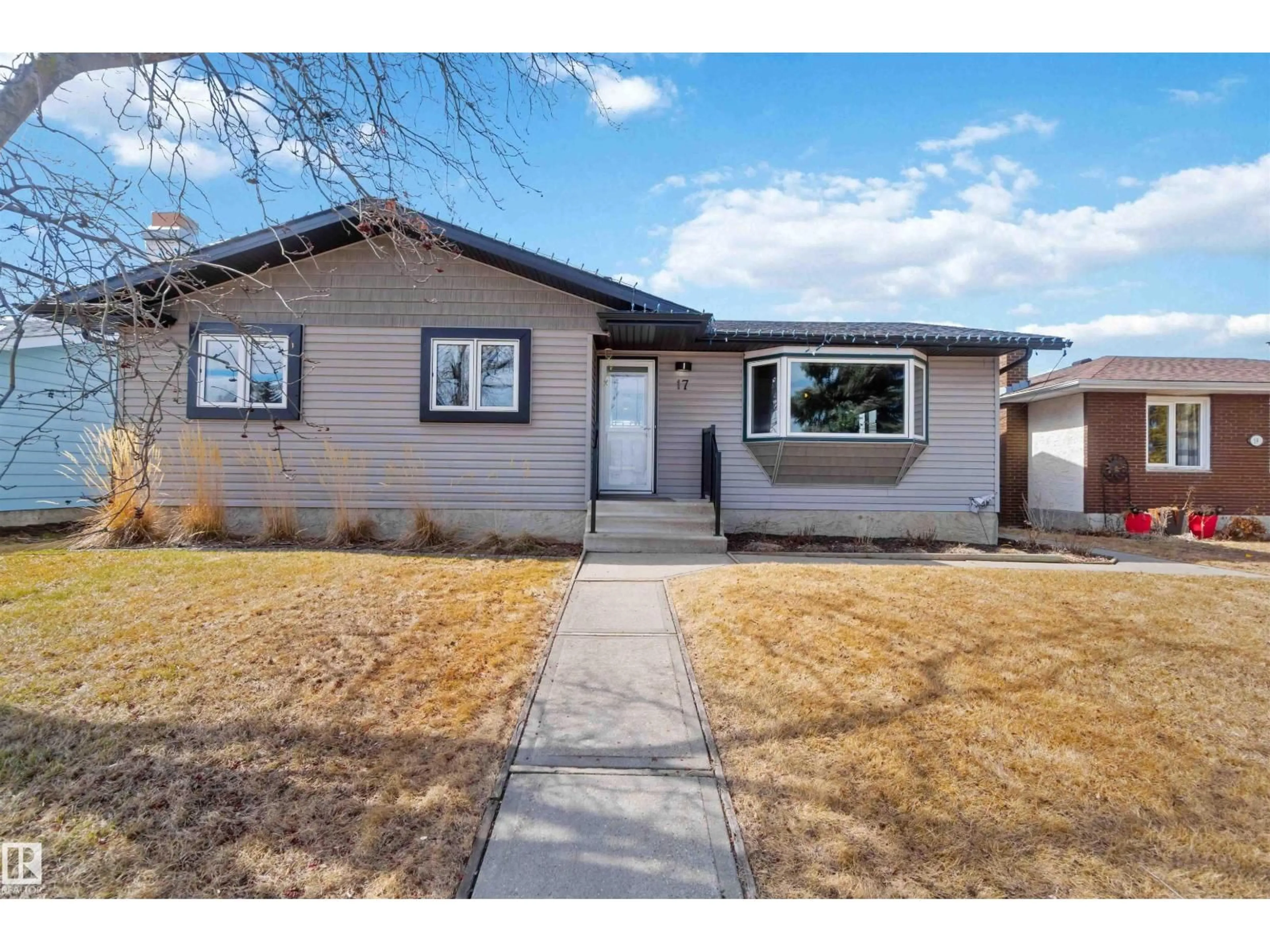 Home with vinyl exterior material, street for 17 WINDSOR ST, Spruce Grove Alberta T7X1L6