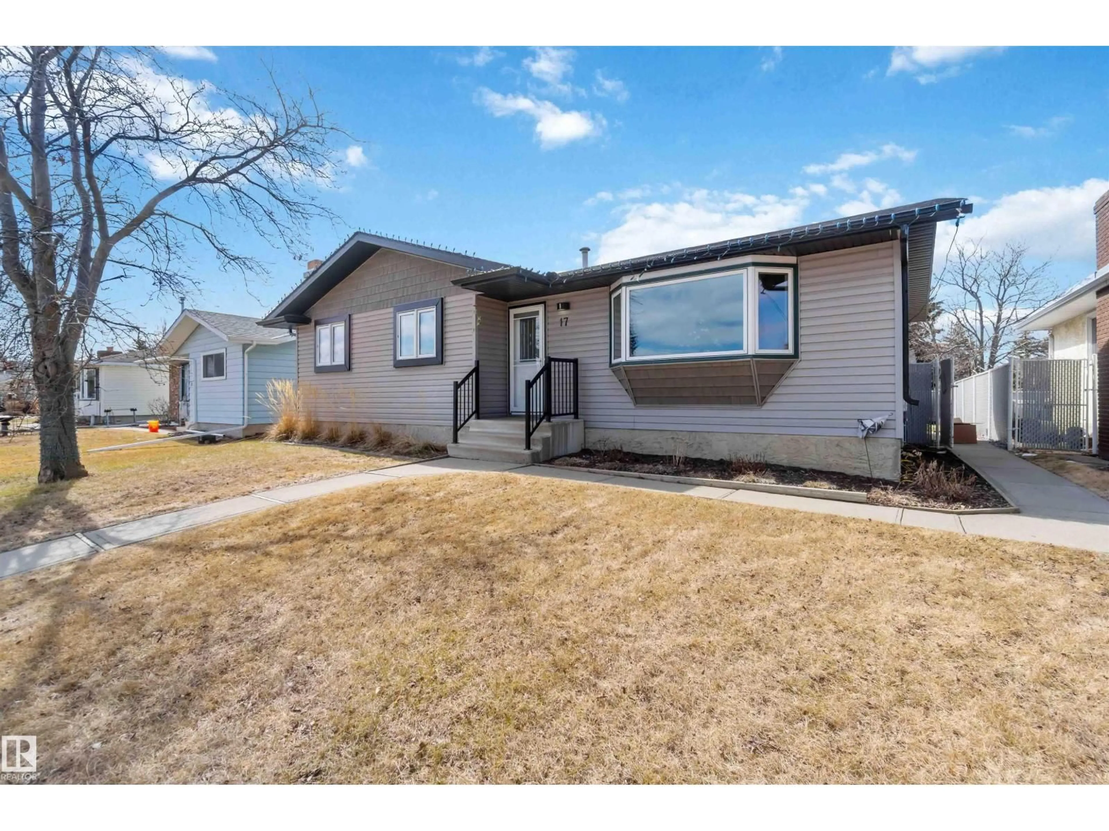 Home with vinyl exterior material, street for 17 WINDSOR ST, Spruce Grove Alberta T7X1L6