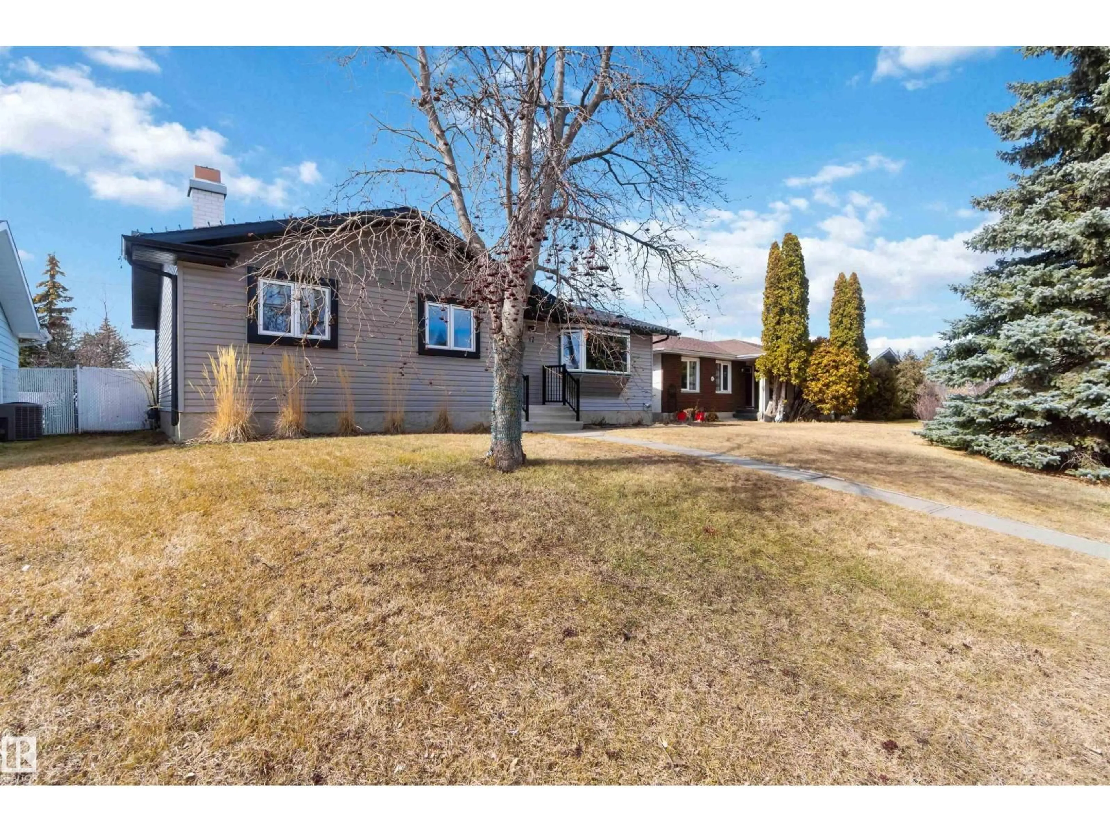 A pic from outside/outdoor area/front of a property/back of a property/a pic from drone, street for 17 WINDSOR ST, Spruce Grove Alberta T7X1L6
