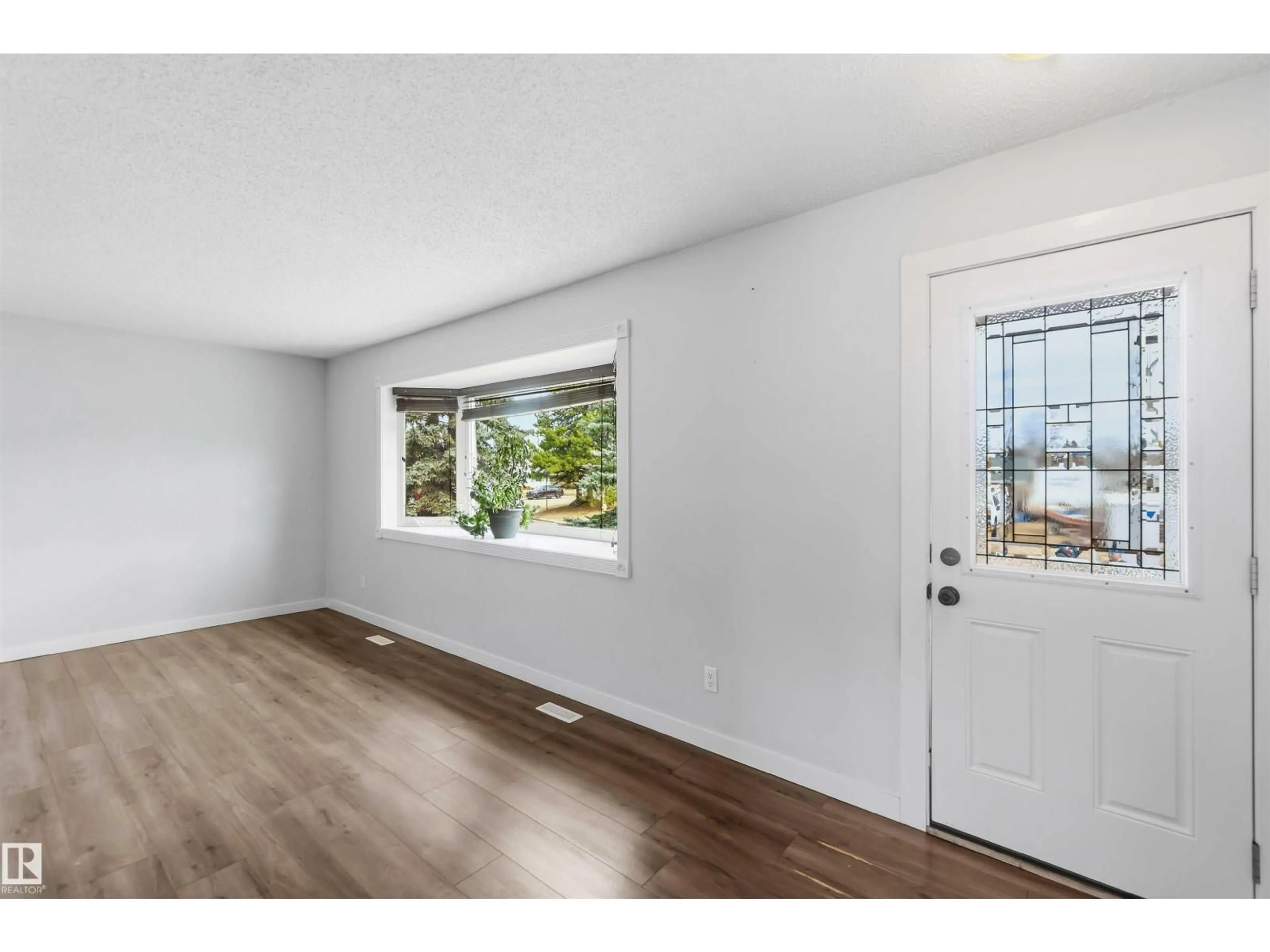 Indoor entryway for 17 WINDSOR ST, Spruce Grove Alberta T7X1L6