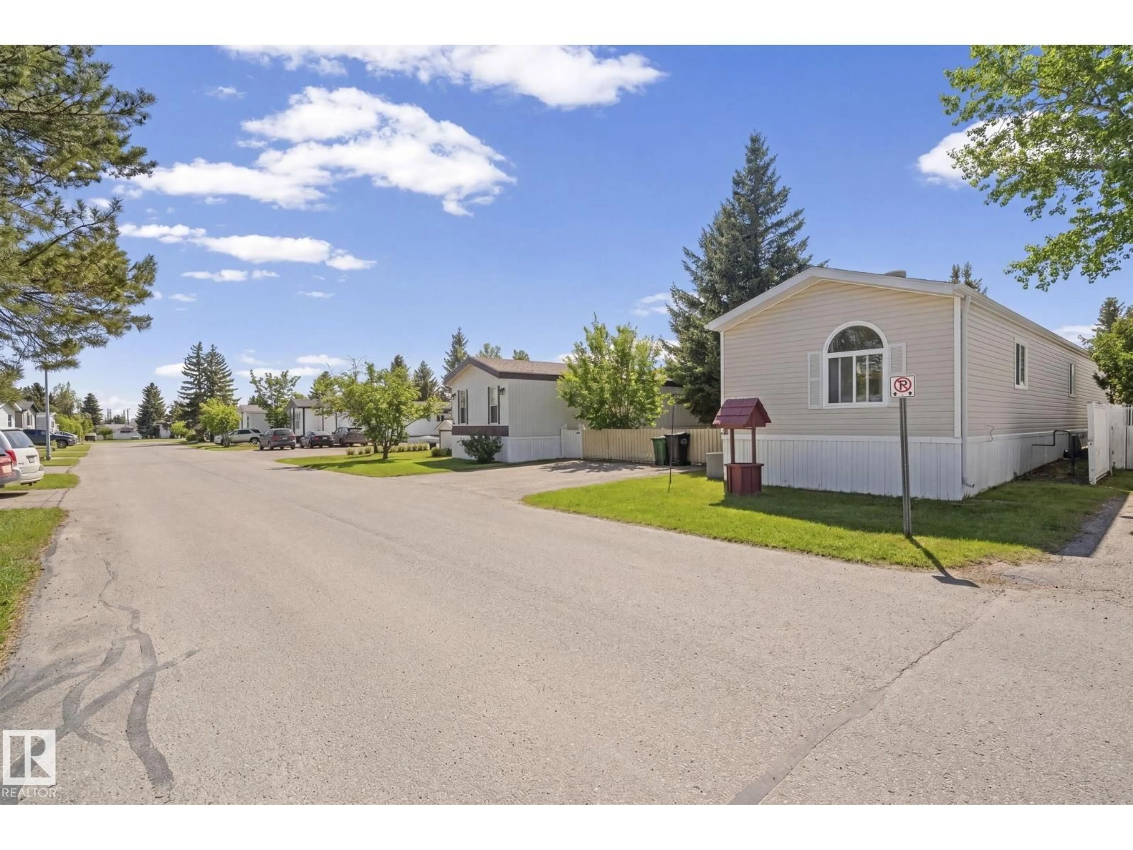 A pic from outside/outdoor area/front of a property/back of a property/a pic from drone, unknown for 66 EVERGREEN PARK NE, Edmonton Alberta T5Y4M2