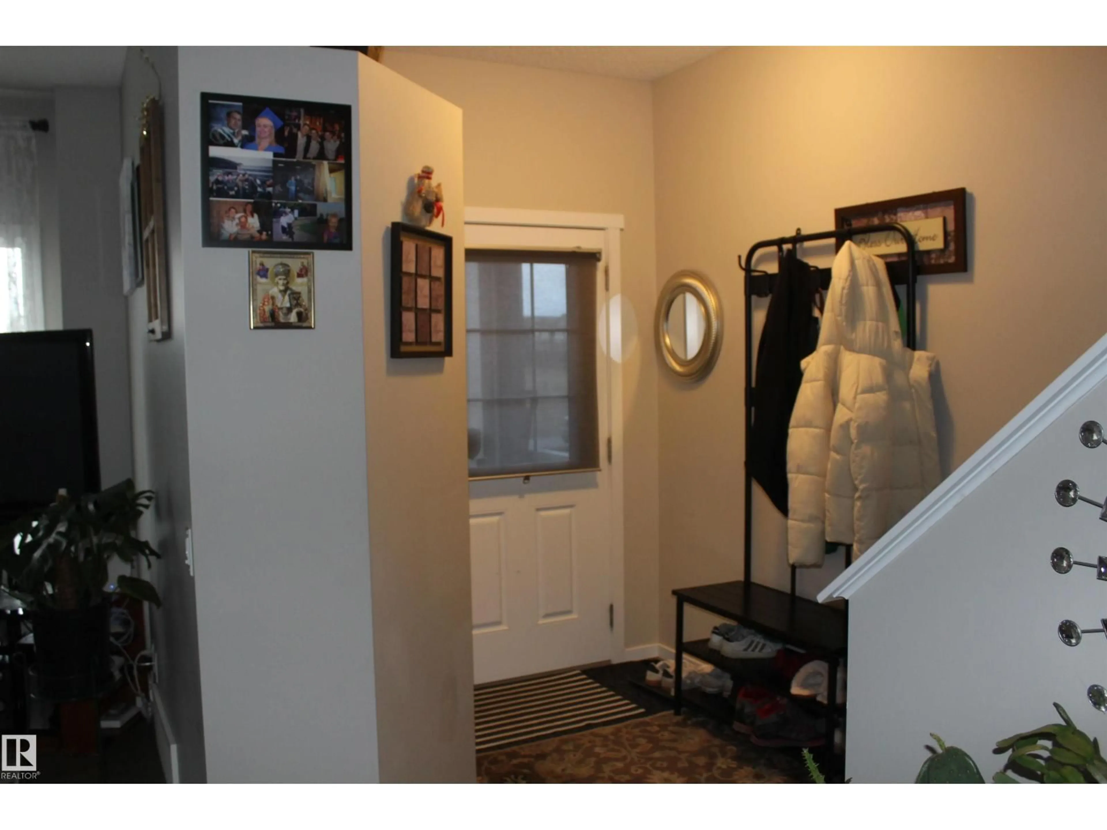 Indoor entryway for 405 ORCHARDS BV, Edmonton Alberta T6X2E1