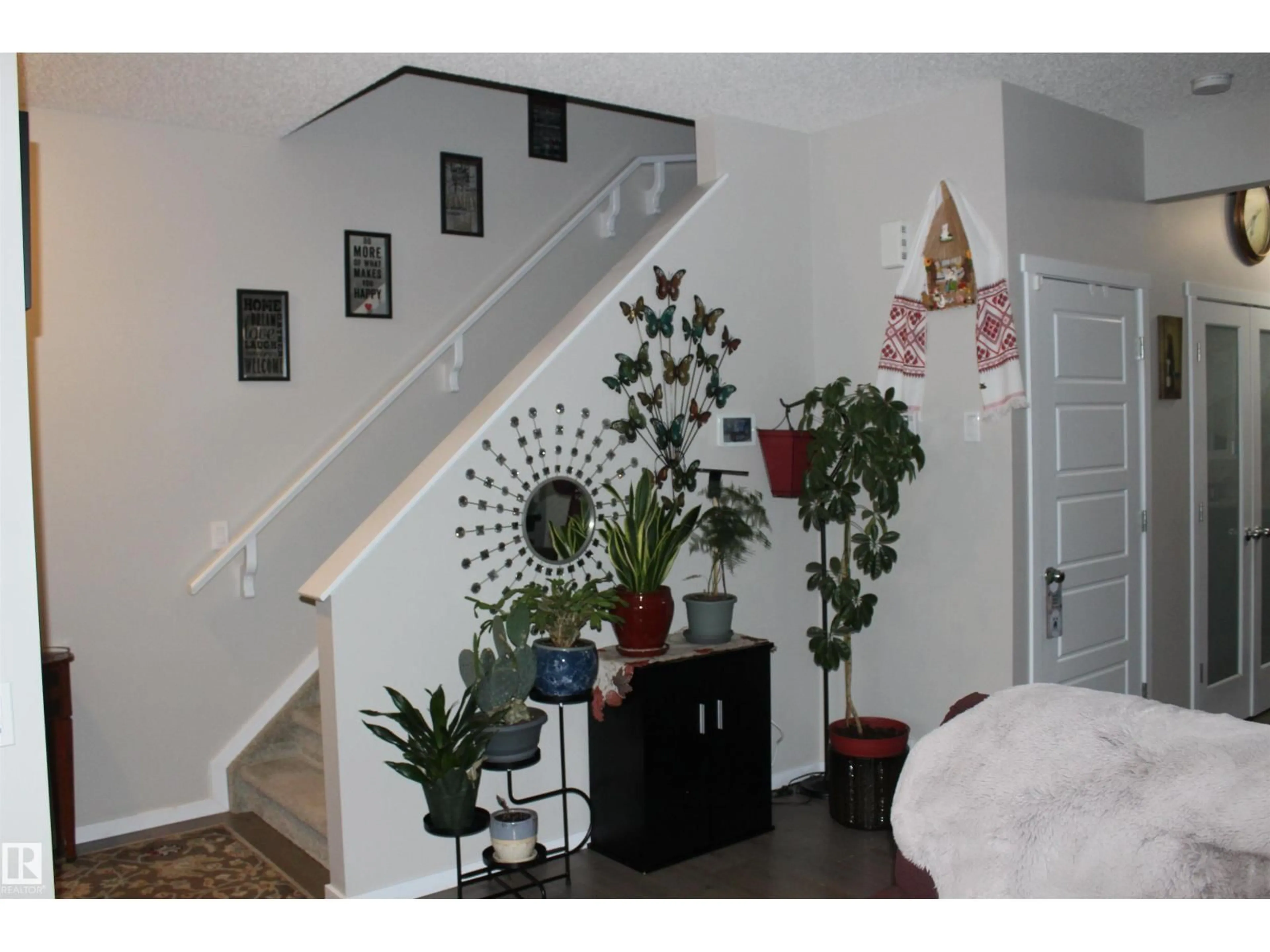 Indoor entryway for 405 ORCHARDS BV, Edmonton Alberta T6X2E1