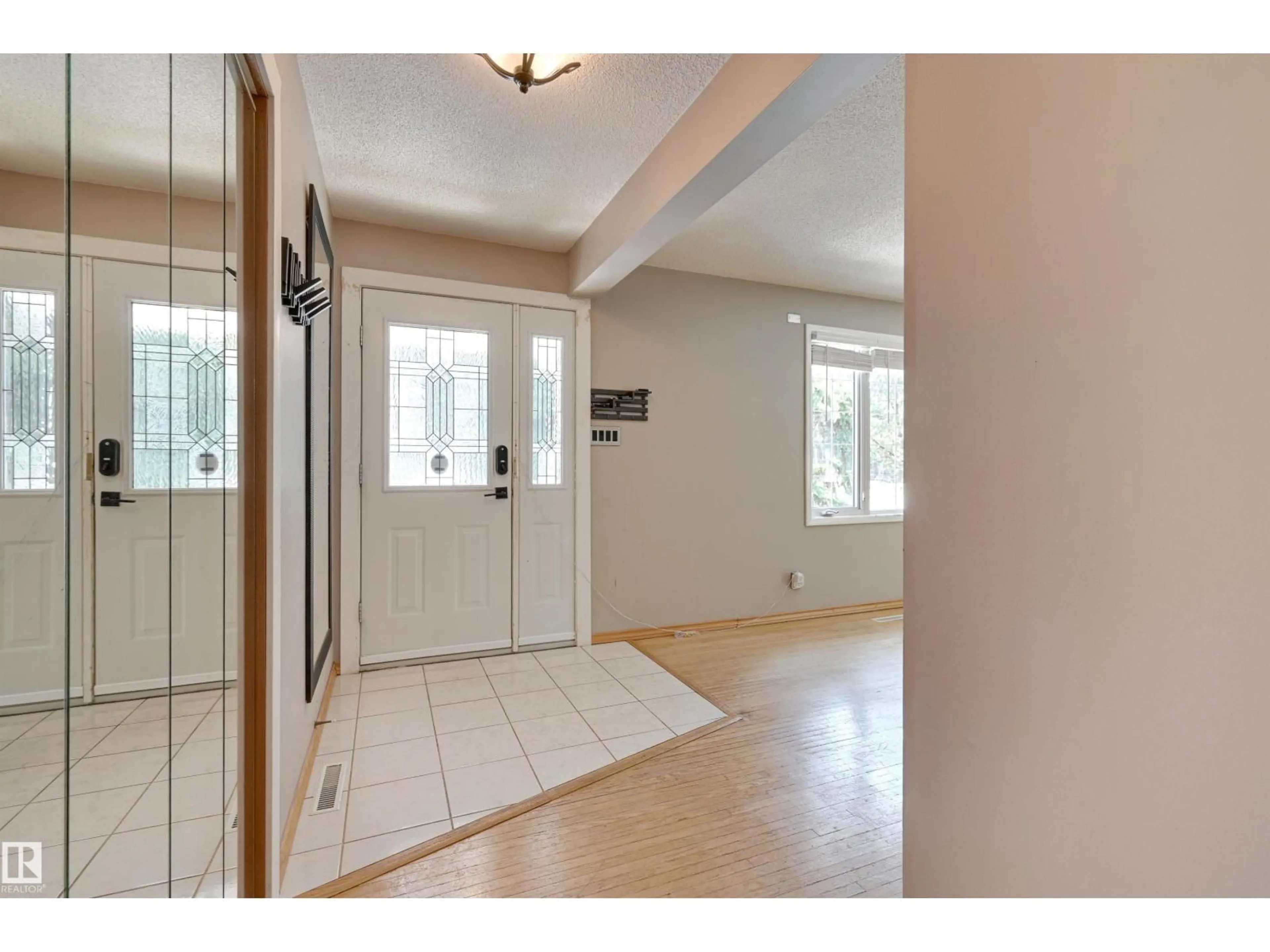 Indoor entryway for 8512 BUENA VISTA RD, Edmonton Alberta T5R5R8