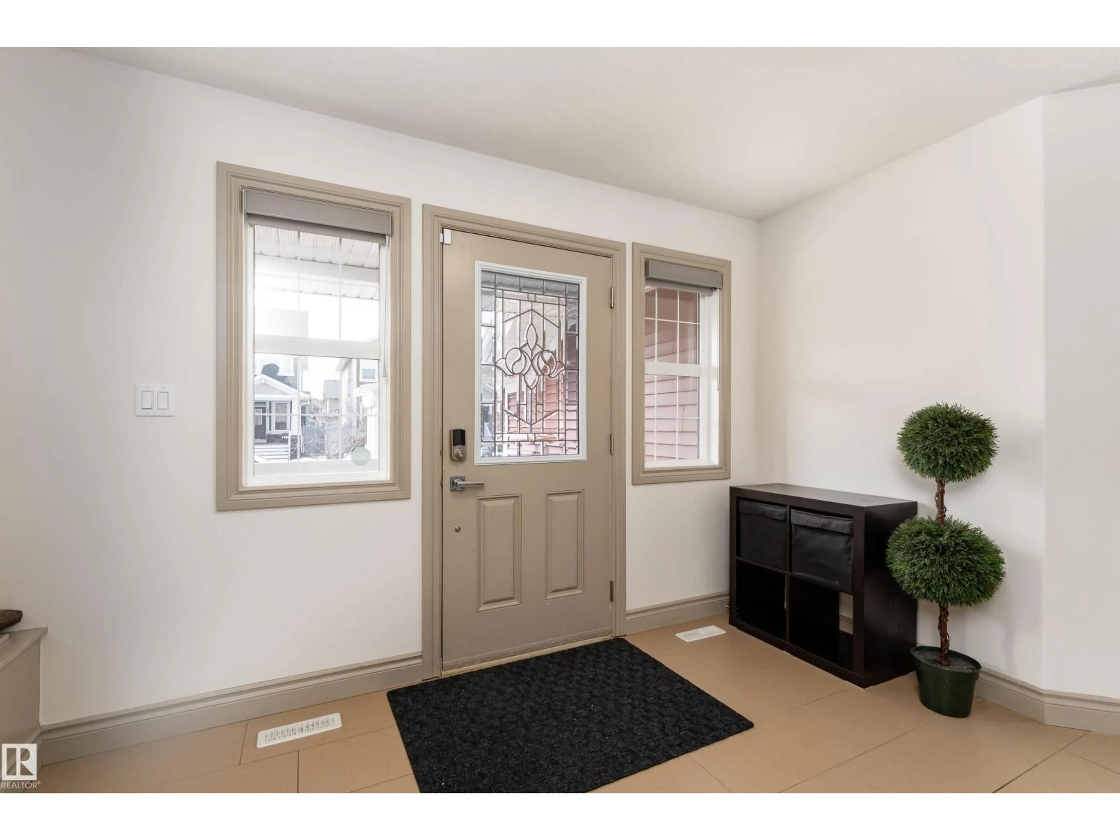 Indoor entryway for 5414 BONAVENTURE AV, Edmonton Alberta T5E6R3