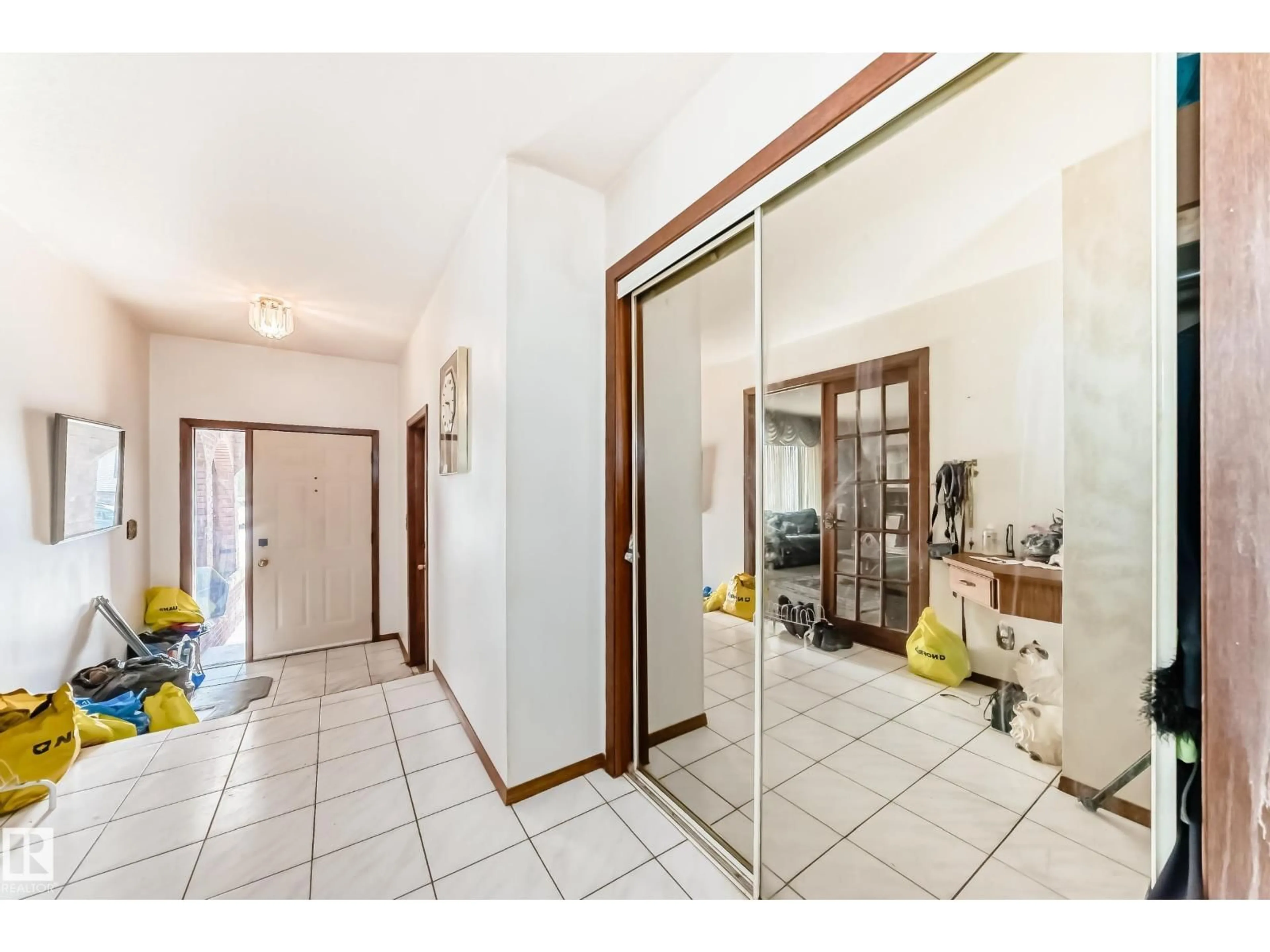 Indoor foyer for 208 WILLOW CR, Wetaskiwin Alberta T9A2X2