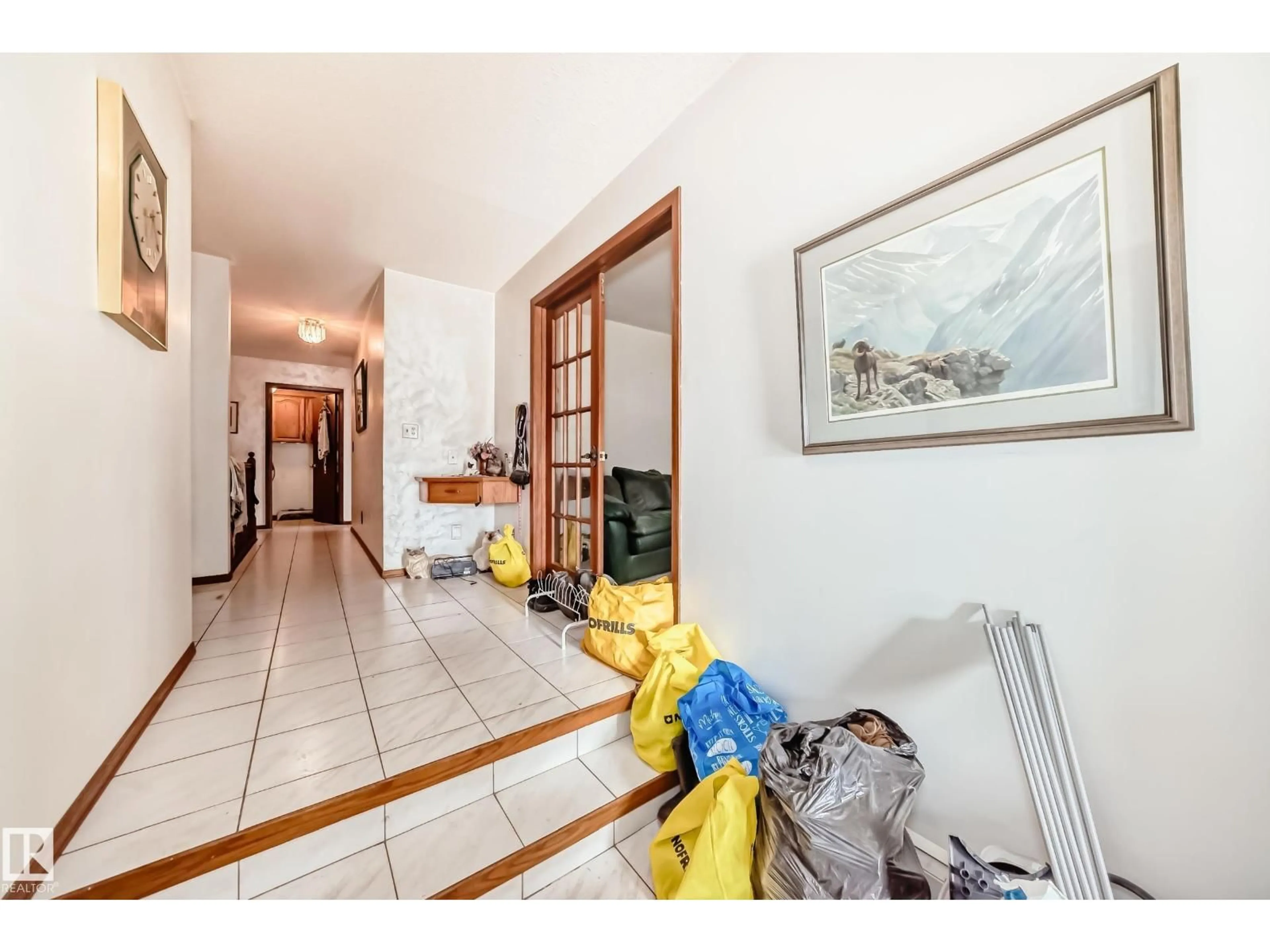 Indoor foyer for 208 WILLOW CR, Wetaskiwin Alberta T9A2X2