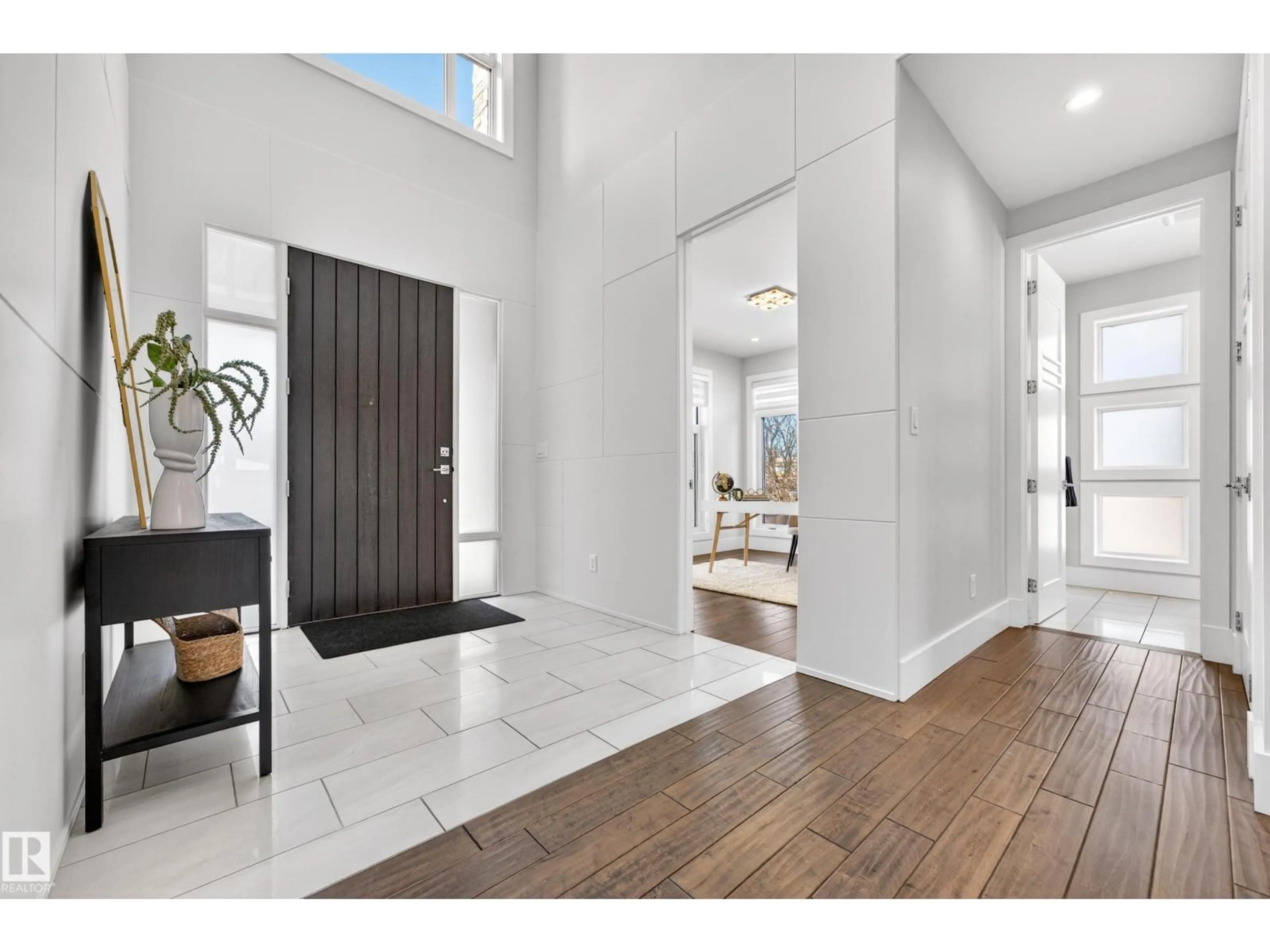 Indoor entryway for 14132 97 AV, Edmonton Alberta T5N0C9