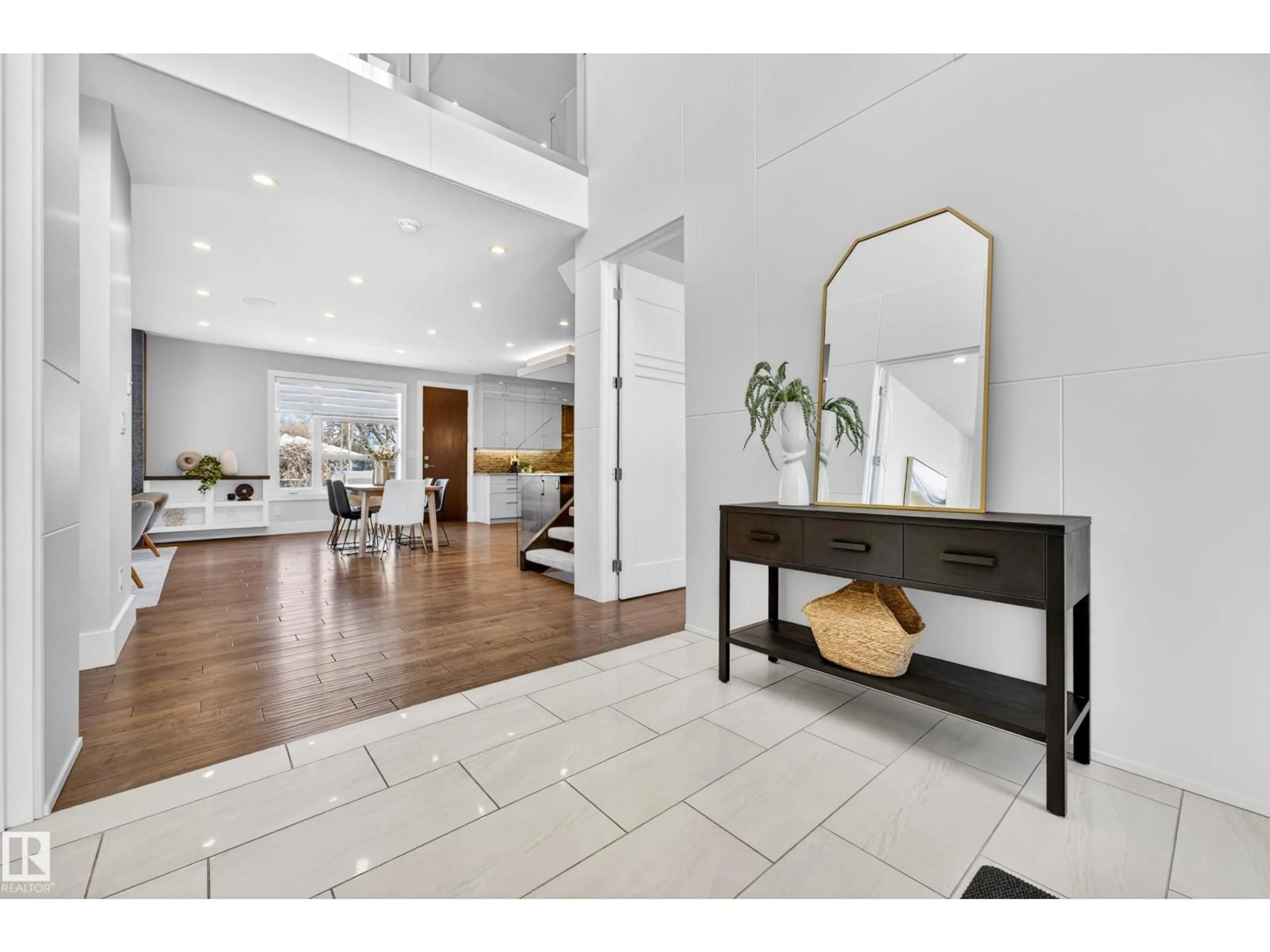 Indoor entryway for 14132 97 AV, Edmonton Alberta T5N0C9