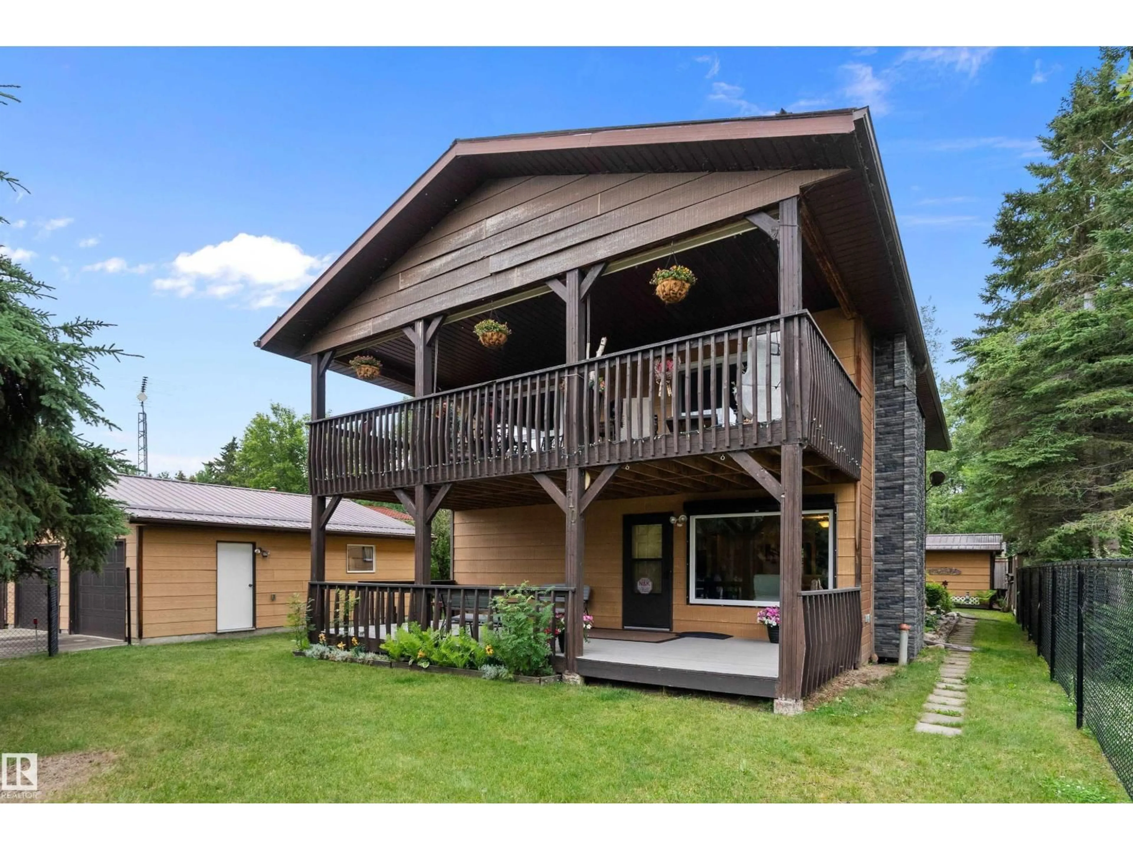 Home with vinyl exterior material, unknown for 110 1ST AV, Rural Wetaskiwin County Alberta T0C1X0