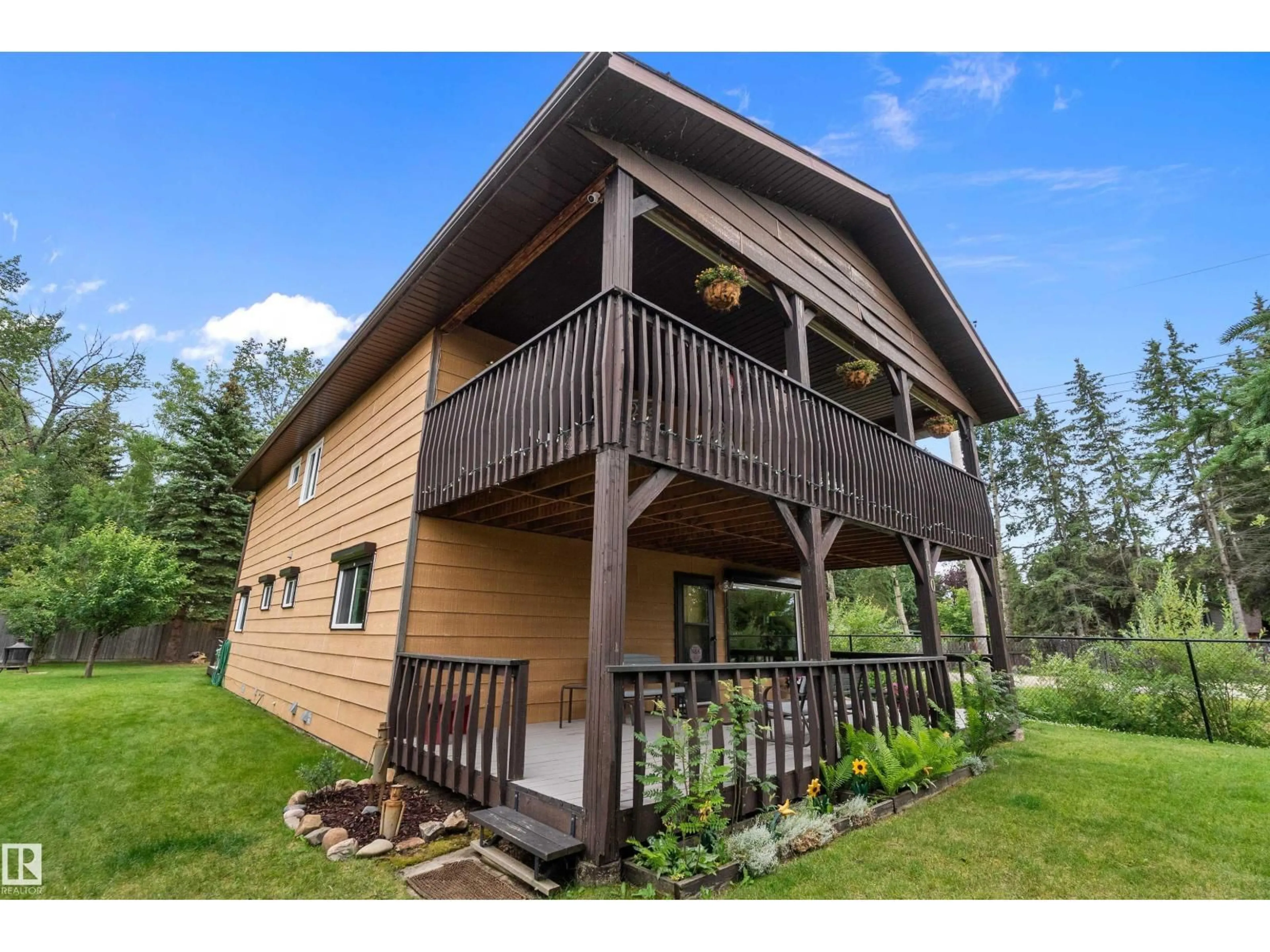 Home with vinyl exterior material, building for 110 1ST AV, Rural Wetaskiwin County Alberta T0C1X0