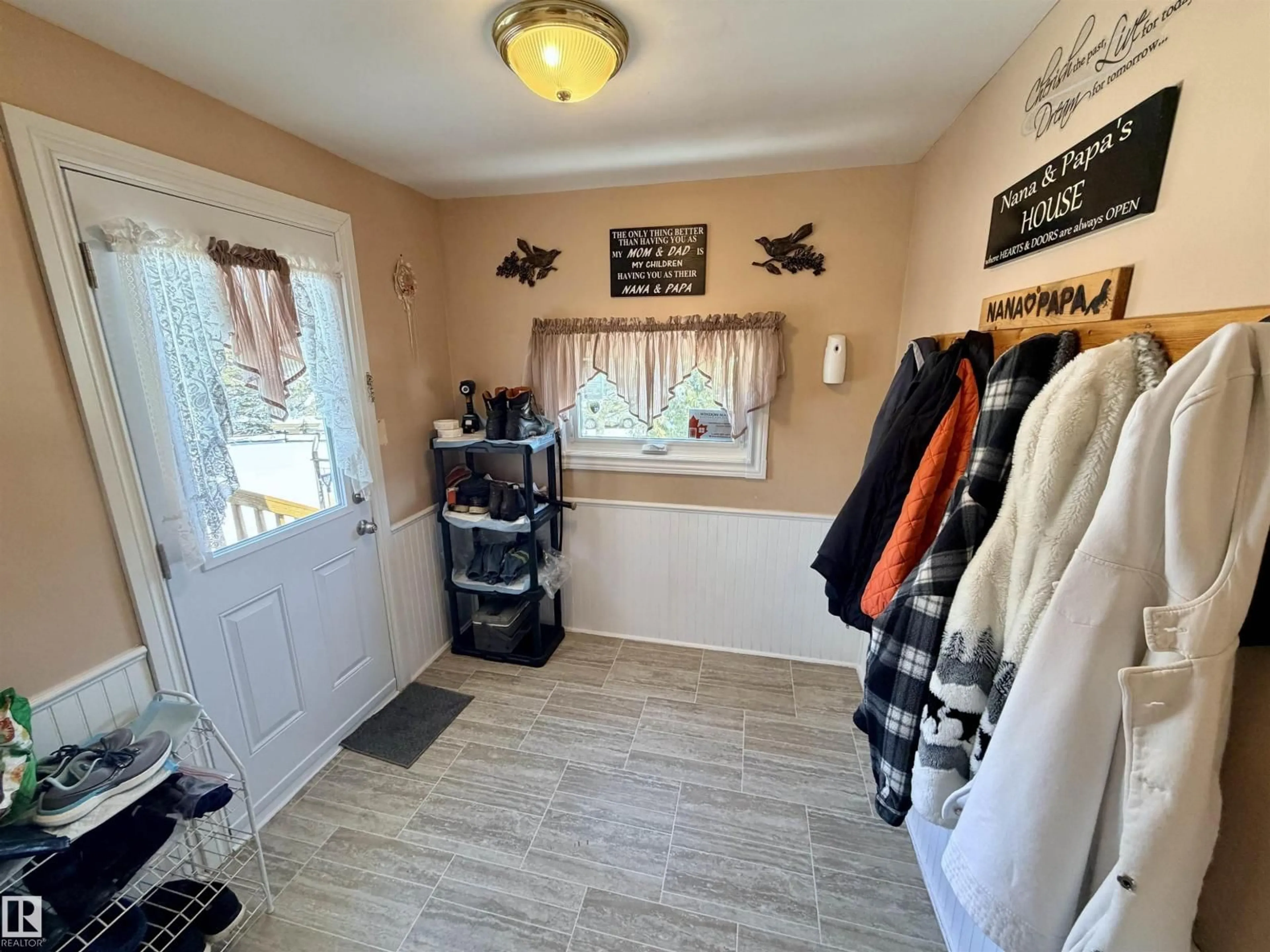 Indoor entryway for 108 - 58532 RR 113, Rural St. Paul County Alberta T0A0C0